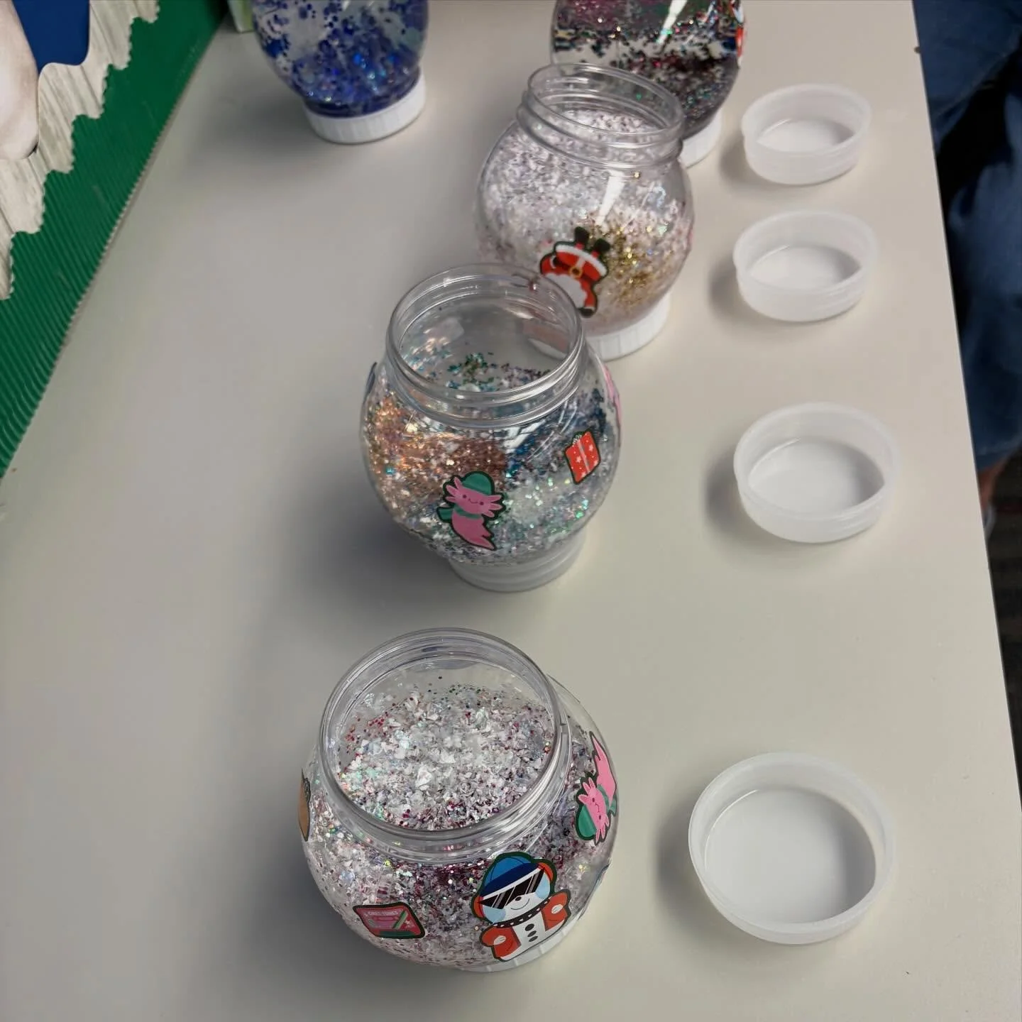 Proof that mindfulness can be fun at any age ✨
These sensory snow globes were a hit with everyone in the room. #playphx #mindfulness #sensorysnowglobes