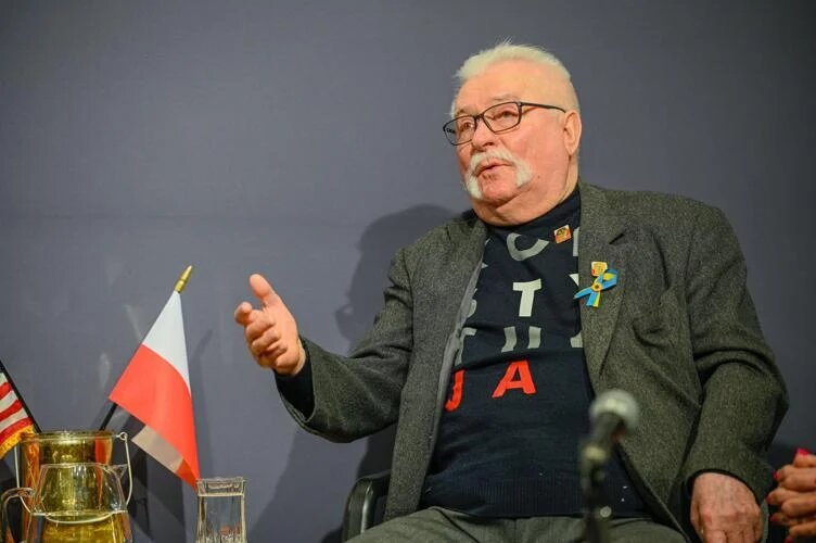 Former Polish president warns against censorship, challenges students to change the world