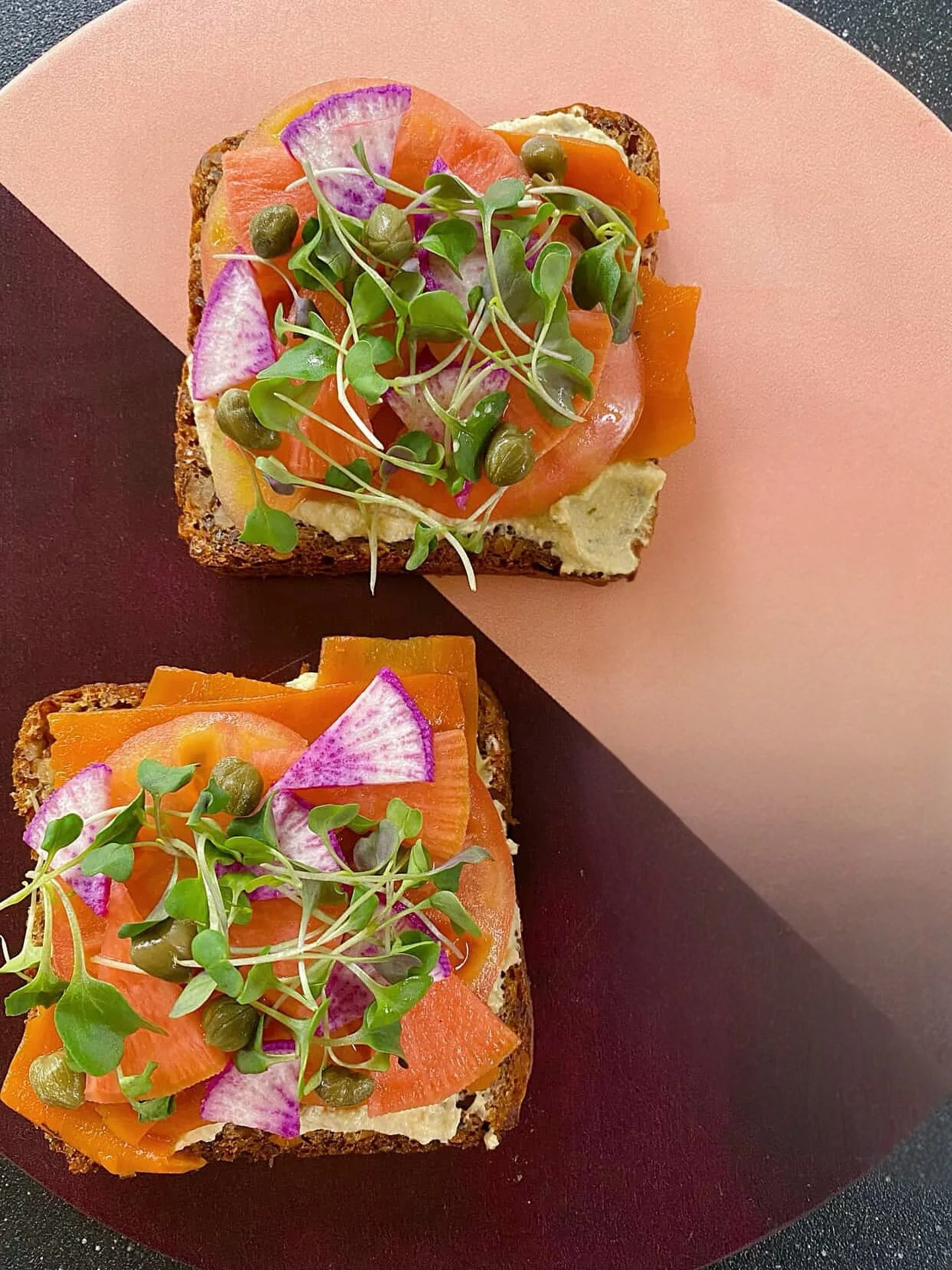 The OG. DYK our Original Plant-based Smoked Salmon was the first product we launched? Did you also know it only has only 9 ingredients including bull kelp, flax oil and of course carrots! 

📸: @stephaniesmallsen
