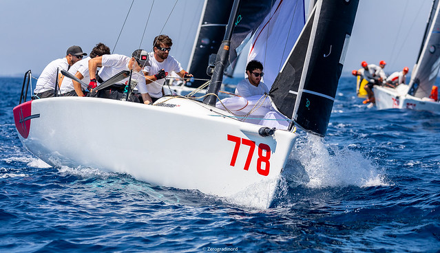   Taki 4  of Marco Zammarchi, with 7-3-5 as daily results becomes the new leader of the Corinthian fleet. Photo @IM24CA/Zerogradinord 