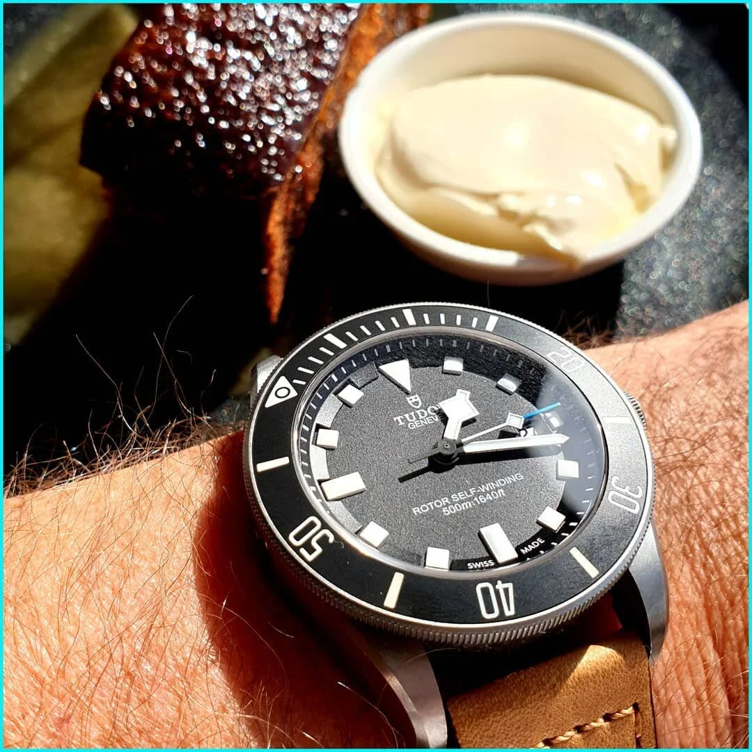 At the end of a winter weekend long lunch in the Bickley valley : soaking up the sun and eating home-made stickydate pudding with butterscotch sauce and triple cream @plumeestate accompanied by a fortified shiraz...😍 (and the GB Pellie)
.
.
.
.
#bic