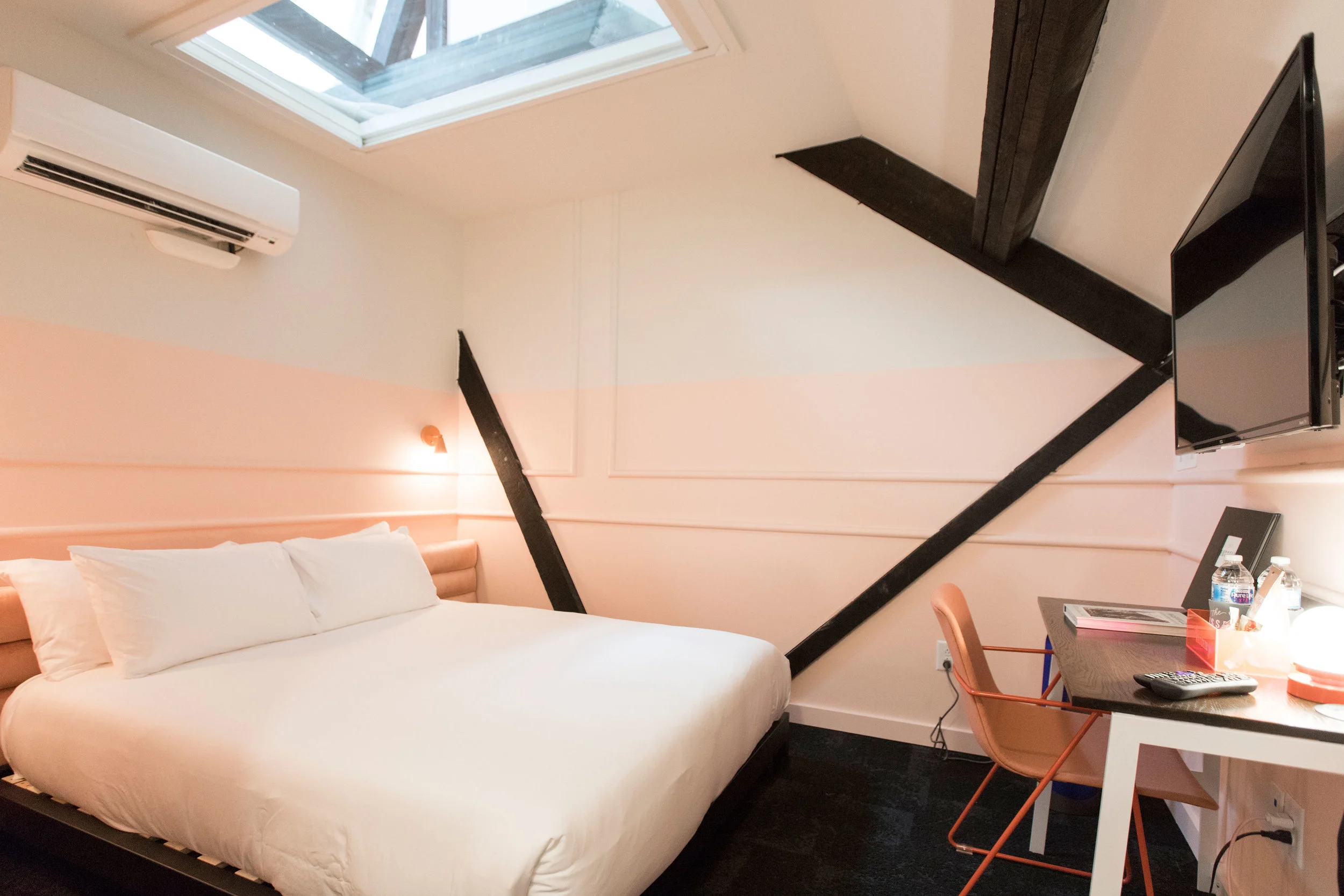 STANDARD QUEEN Room 3:1 LEARN MORE & MAKE A RESERVATION