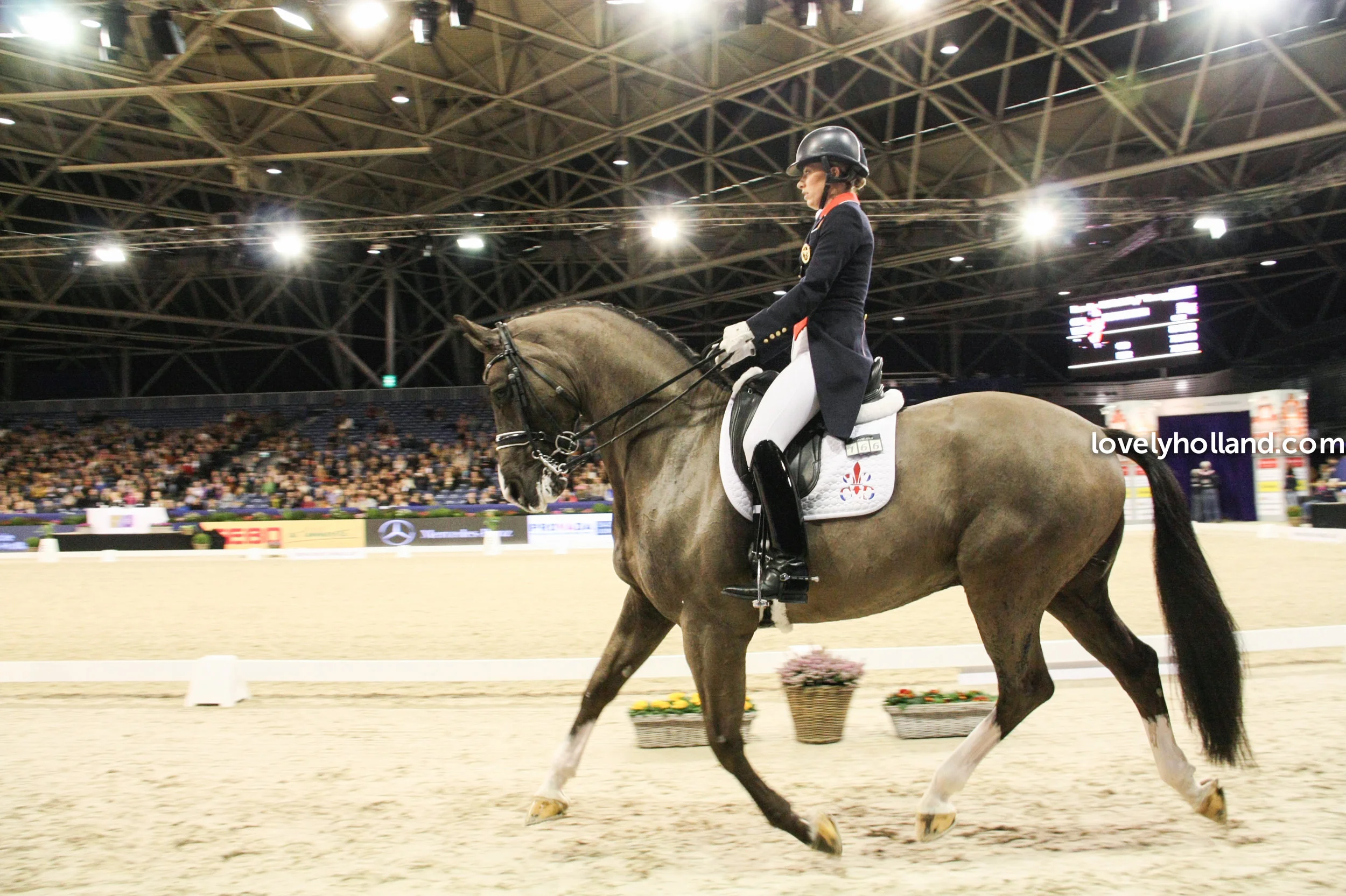 曾在 2012 倫敦奧運馬術比賽中的盛裝舞步的個人冠軍 Charlotte DuJardin 和她的愛馬 Valegro。