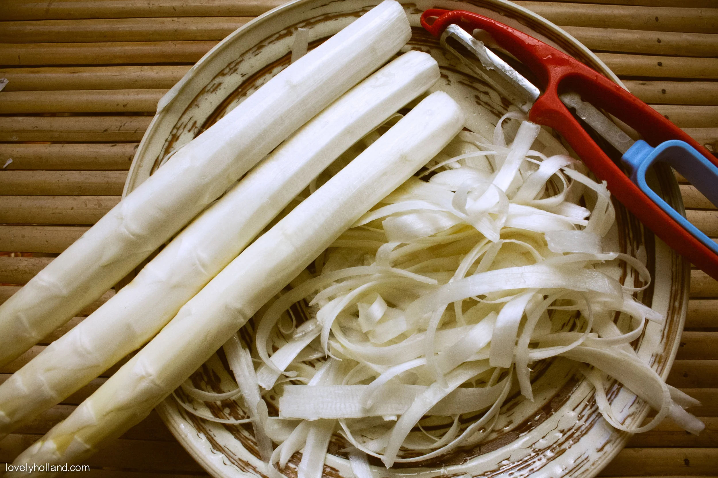 將蘆筍根部削皮,至少削到蘆筍一半以上