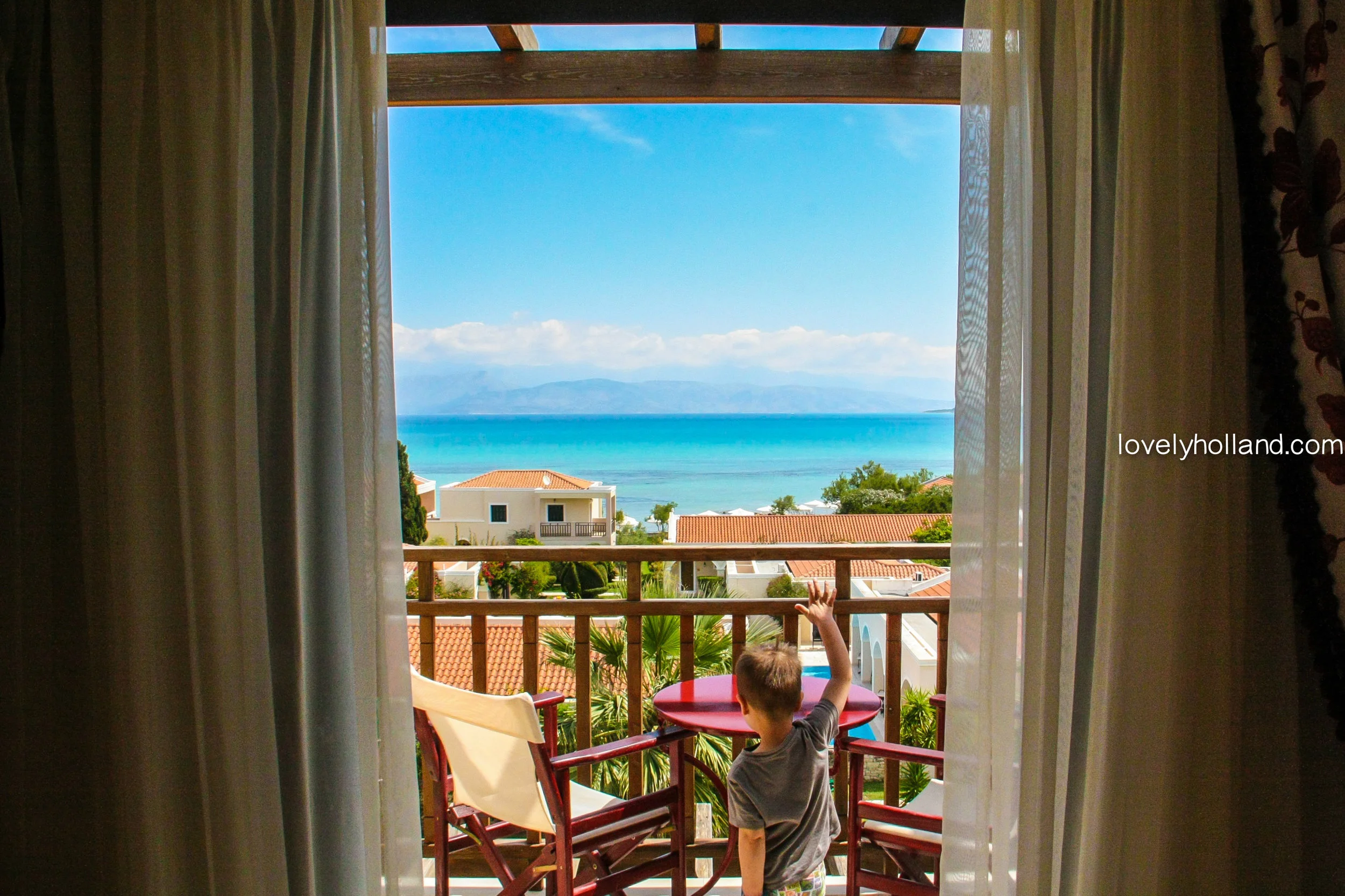 早安，希臘！窗外的景色，美的讓人不想賴床，孩子們一早就跳起來，向平常看不到的山和海說早！