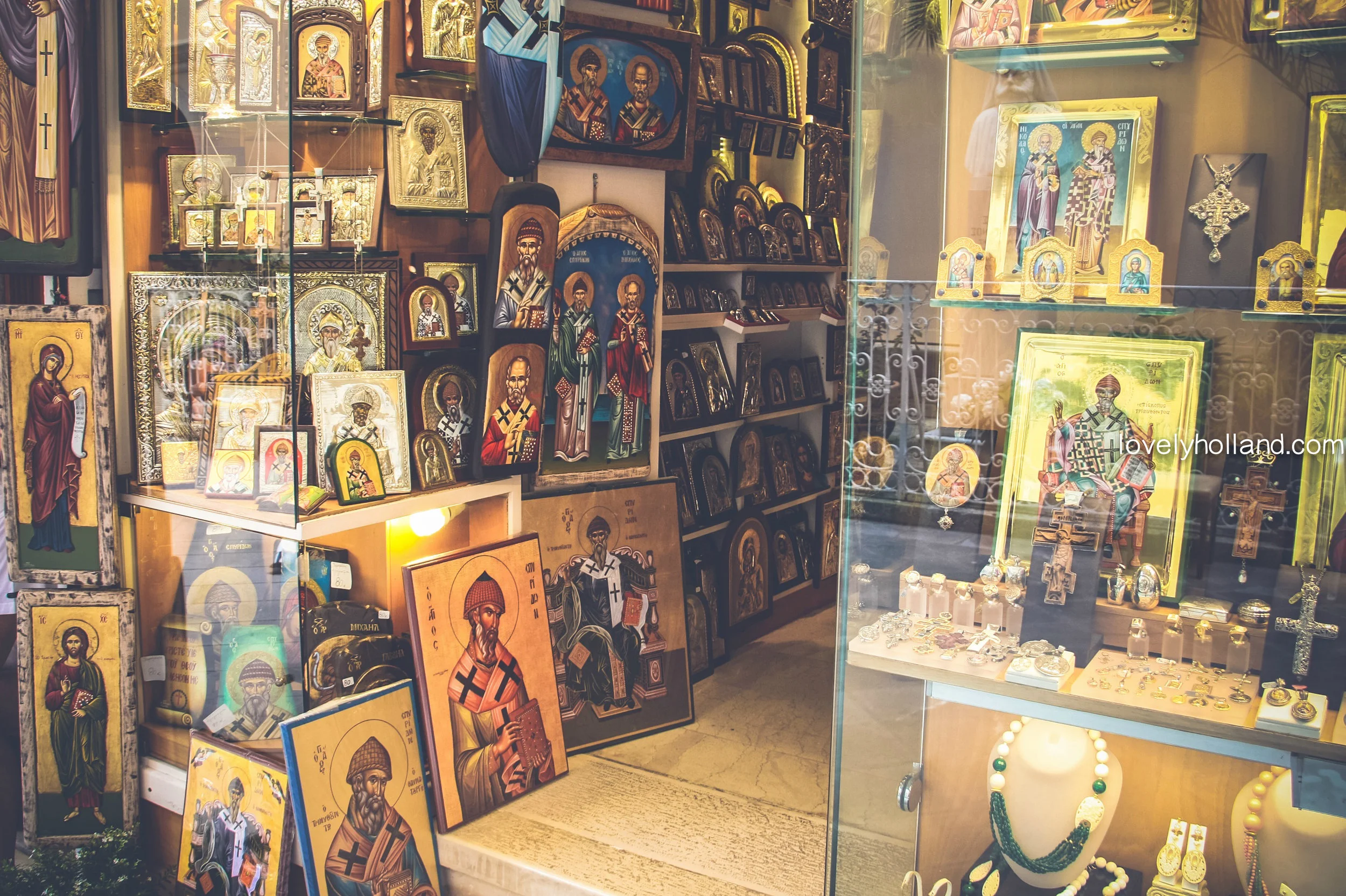 店裡滿滿的神像紀念品。