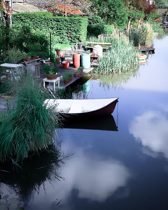 Amsterdam, a dream city in every way. ❤️ 幾天前看到了這個景，好美。讓我想起杜甫的「水流心不競，雲在意俱遲」世間事如江水滔滔，而天上雲則舒緩移動，映在水面，讓人心情平靜。