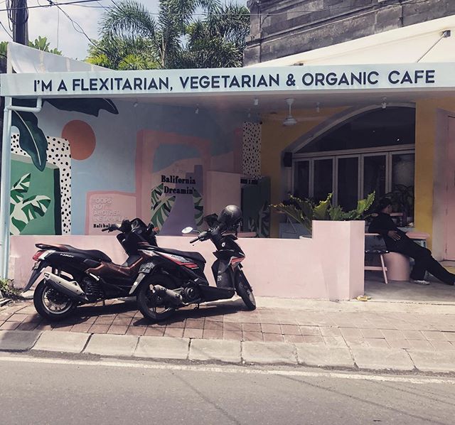 What&rsquo;s a #flexitarian ? 🧐#baliforniadreaming #notanotherinstawall #holidaydesigninspo #pastels