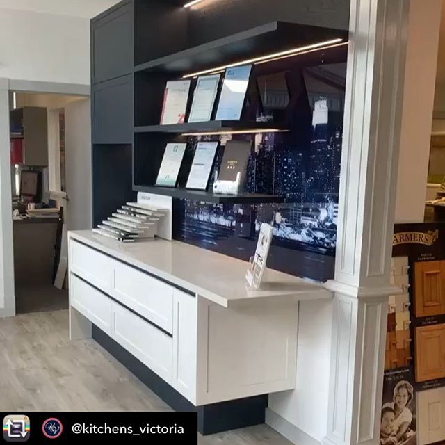 I had the pleasure of visiting @kitchens_victoria this week. What an amazing showroom! This display is great but their traditional @farmersdoors display is out of this world! 🙌 Check out @kitchens_victoria and contact me if you need a new kitchen. 

