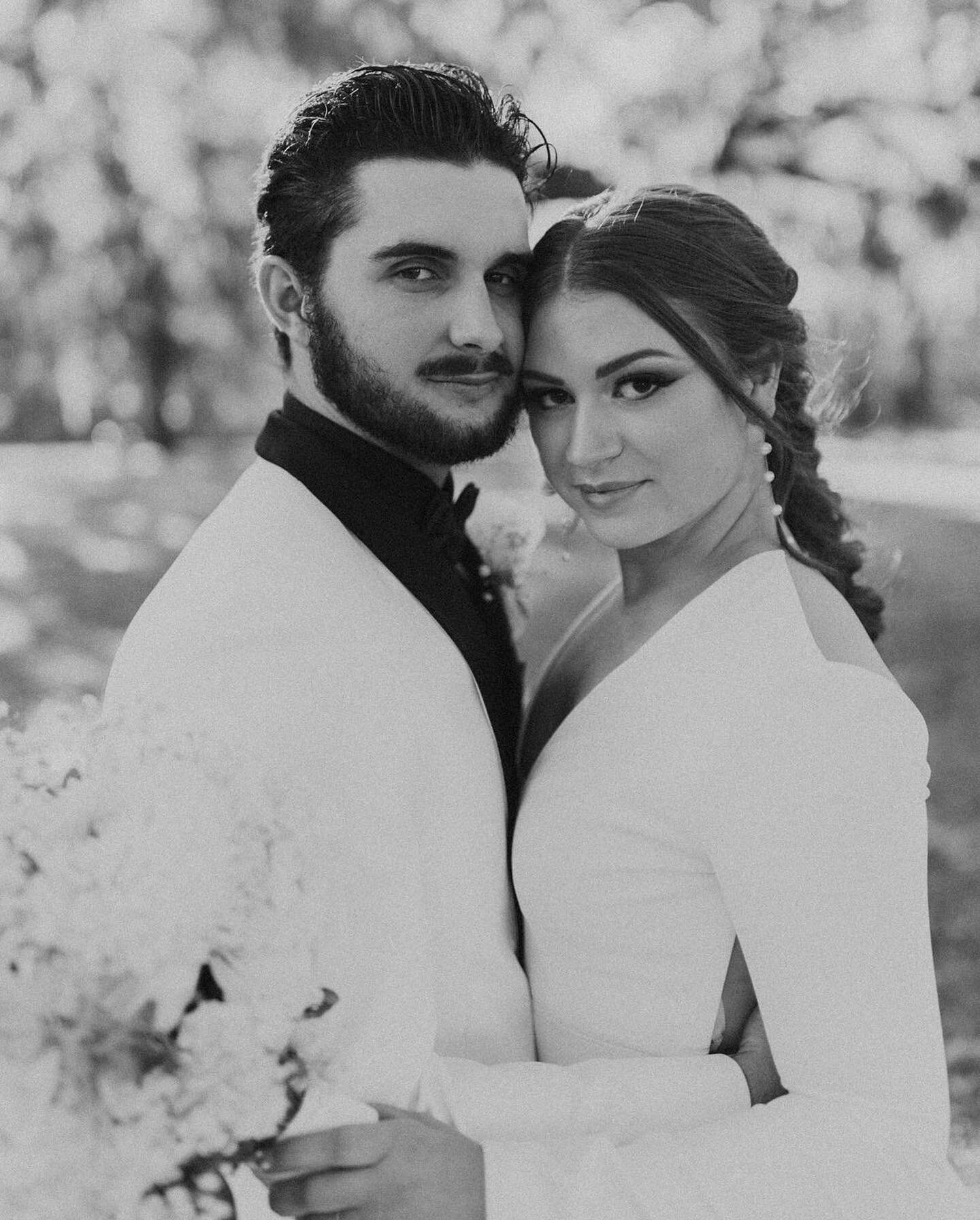 When the makeup hits even in black and white 🤍🖤 
Photos @beccakrisukphotography 
#savannahweddings #savannahmakeupartist #savannahwedding #savannahbride #bridemakeup #blufftonwedding #blufftonweddings #blufftonmakeupartist #hiltonheadwedding #hilto