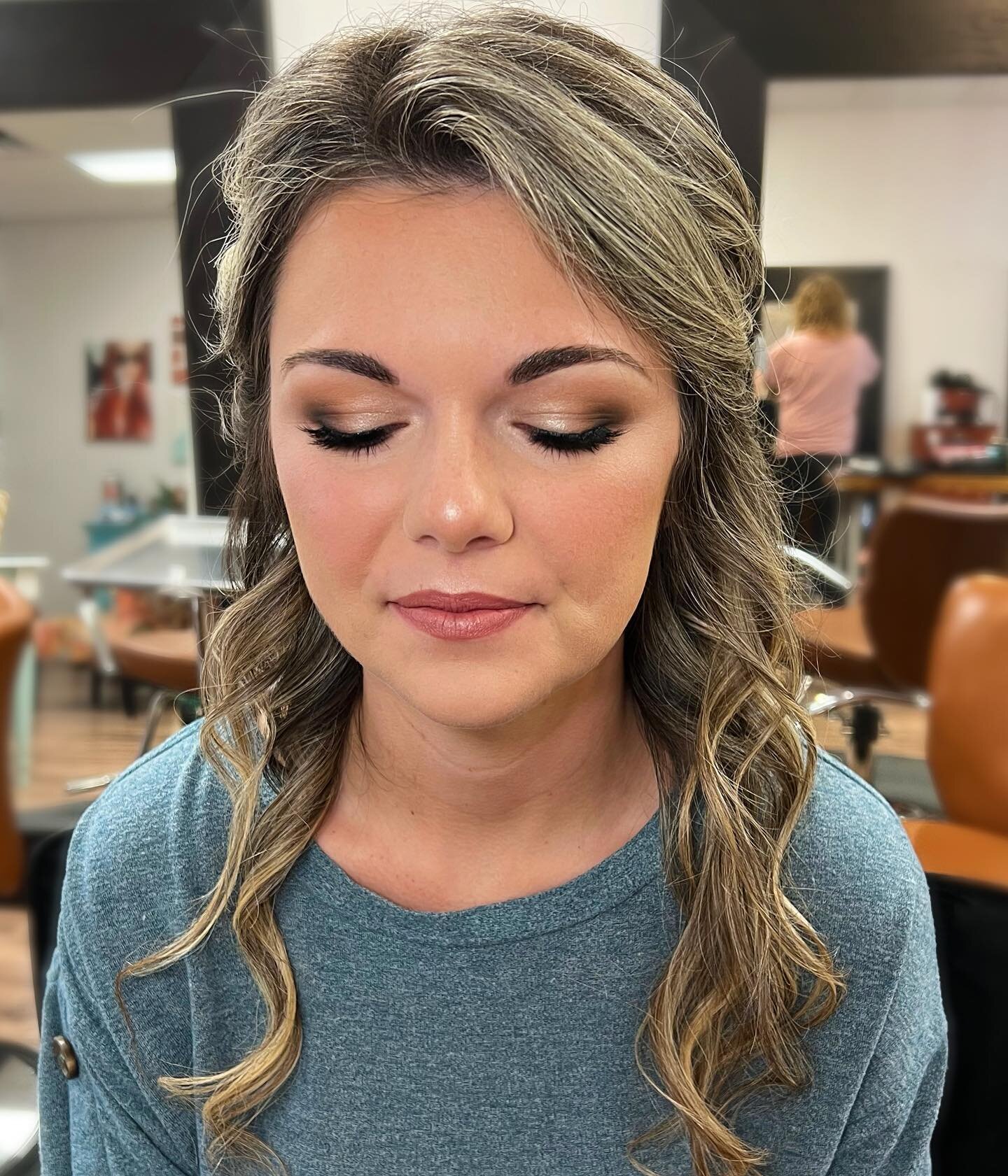 Natural toned look on Adrianna for her bridal portraits&mdash; swipe for a video 🤍💍
Hair by Dawn with @shinesalonsavannah 
#savannahmakeupartist #savannahbride #savannahwedding #savannahweddings #makeup #savannah #savannahga #blufftonmakeupartist #