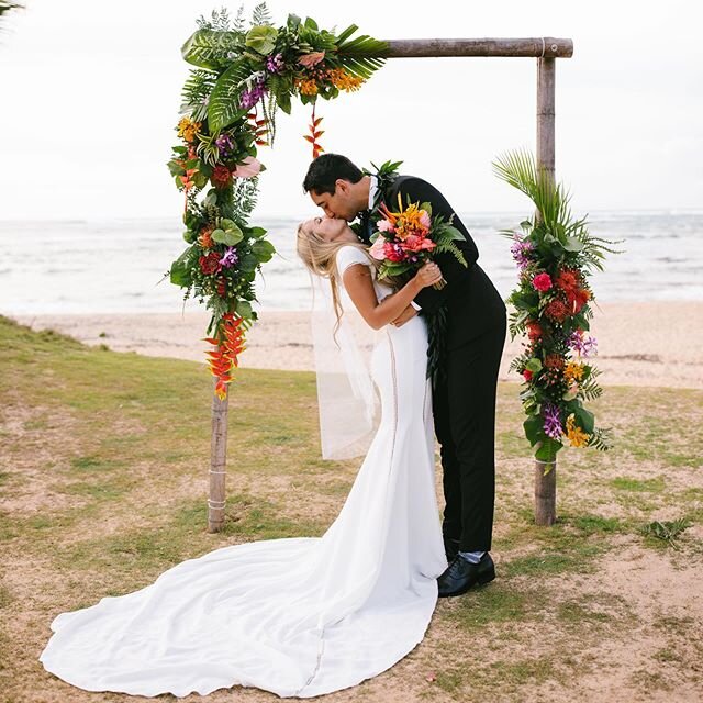 Bringing you Bright Tropical&rsquo;s for our floral feature today from this stunning couple&rsquo;s wedding @loulupalm on North Shore. Gorgeous photography by @mersadiolson