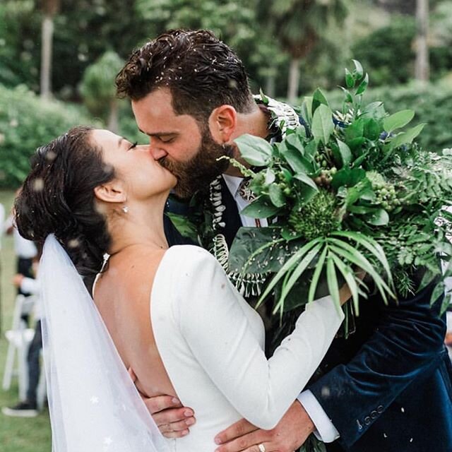 For today&rsquo;s floral feature we&rsquo;re going green 💚💚 we created this bouquet simply out of greenery and it&rsquo;s one of our all time favs! .
.
Bride @natasha.abe 
Venue @kualoaranchweddings 
Photographer @john_hook