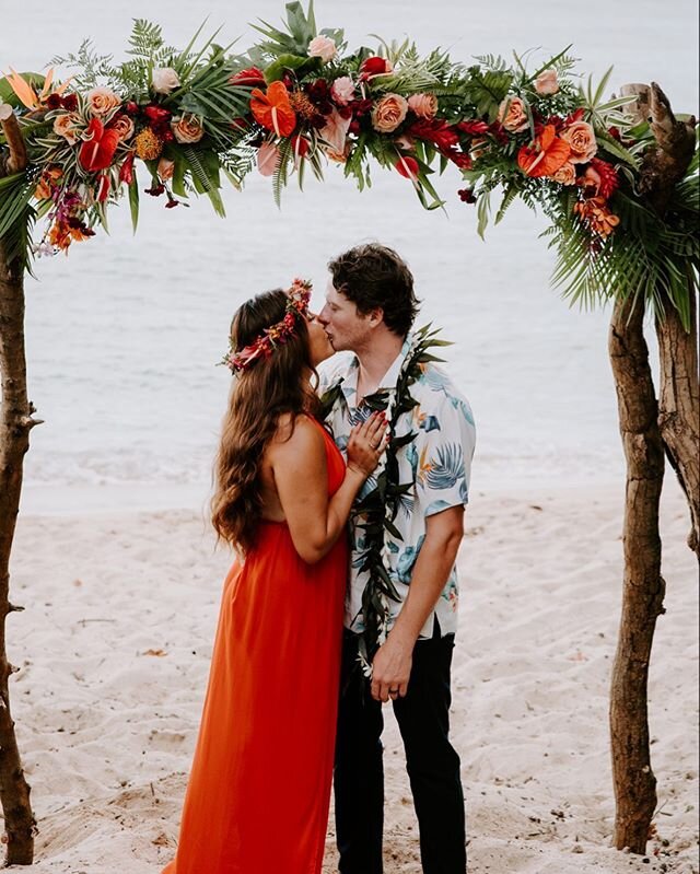 Our floral feature today is from an elopement we designed last week on North Shore, and everything from the red dress to the homemade arch was perfection!