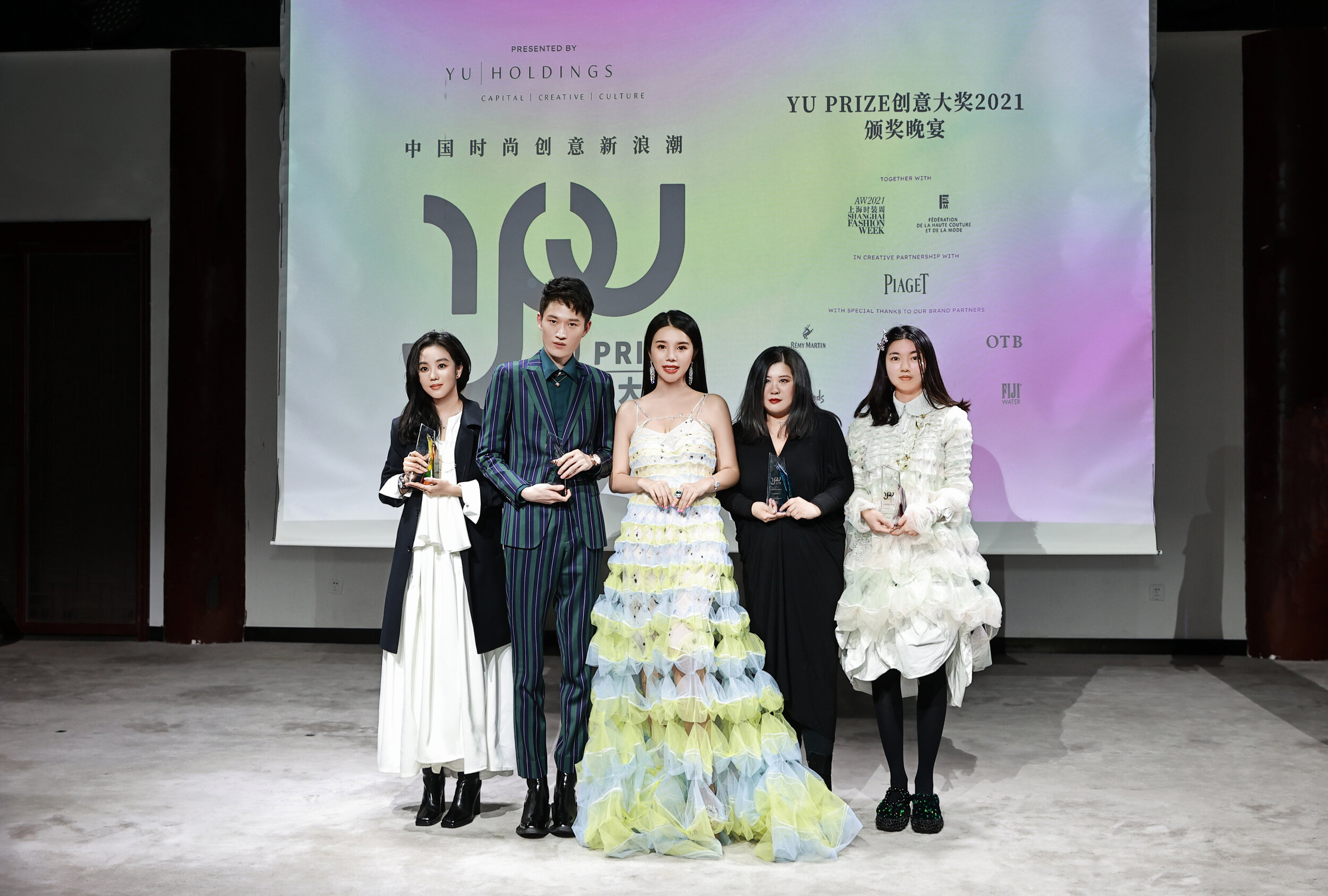 图二：Yu Holdings创投机构创始人及CEO余晚晚与YU PRIZE创意大奖2021年度大奖得主CHENPENG品牌设计总监陈鹏（左二）、伯爵创意先锋奖得主SUSAN FANG品牌创始人Fang（右一）、人头马特别创意奖得主DONSEE10品牌创始人陈丹琪（左一）、YUMEE瑜幂创意奖得主AT-ONE-MENT品牌创意总监黄婉冰（右二）.jpeg