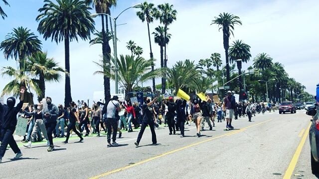 Protests Sunday in Santa Monica | full coverage @patch. 
Story links in my bio. 
#santamonica #venice #losangeles #justiceforgeorgefloyd #blacklivesmatter✊🏽✊🏾✊🏿 #protests