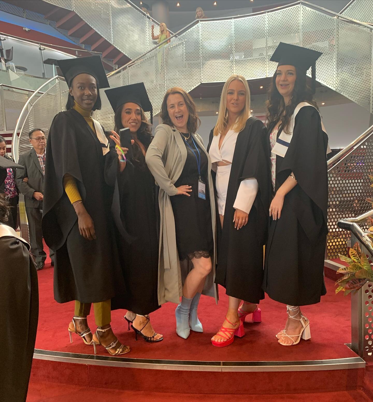Graduation Day! 🧑&zwj;🎓🎉
So proud of this talented group&hellip; watch out world!

#fashionstylingcourse #vmlife #furthereducation #classof2022 #graduationday🎓