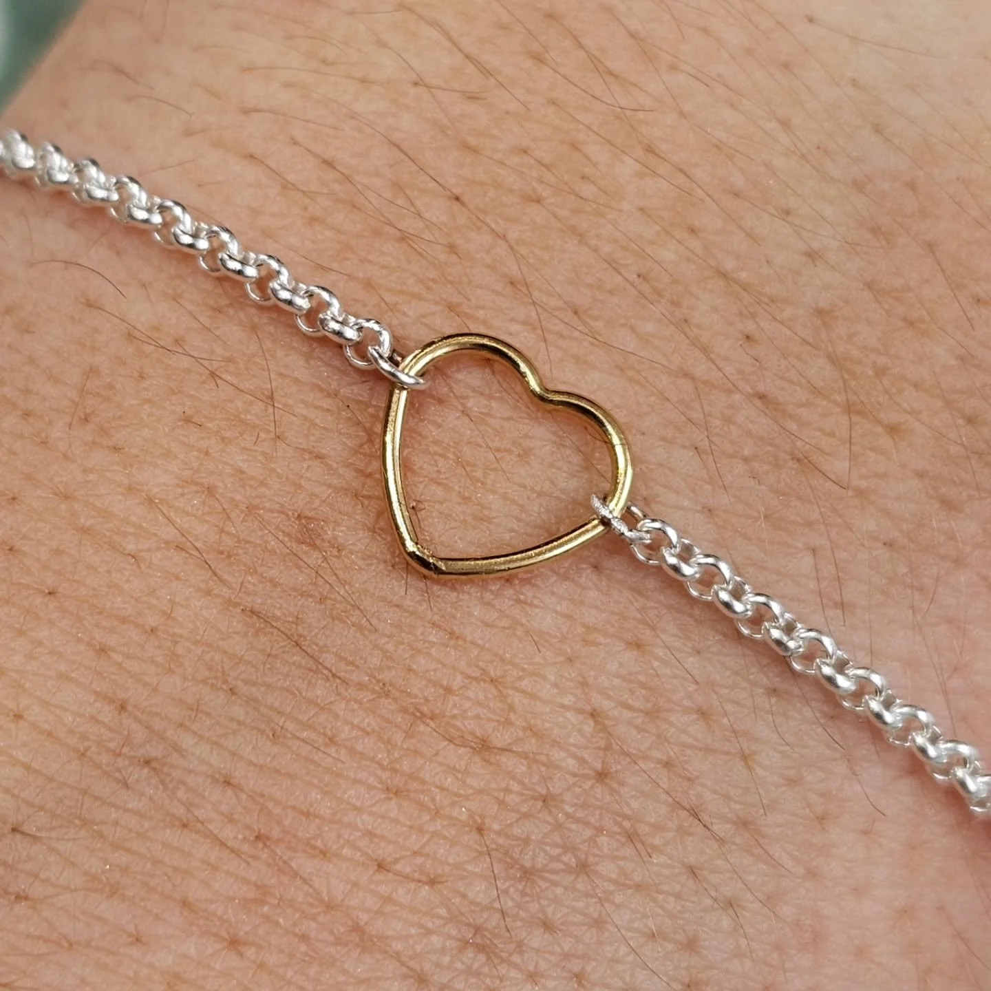 An absolute pleasure of meeting this beautiful young lady and her mum today 💕 and look at this for a permanent bracelet! 2mm sterling silver belcher chain with 9ct gold filled heart connector charm! For the girlie's who wear silver &amp; gold! 🙌🏻✨