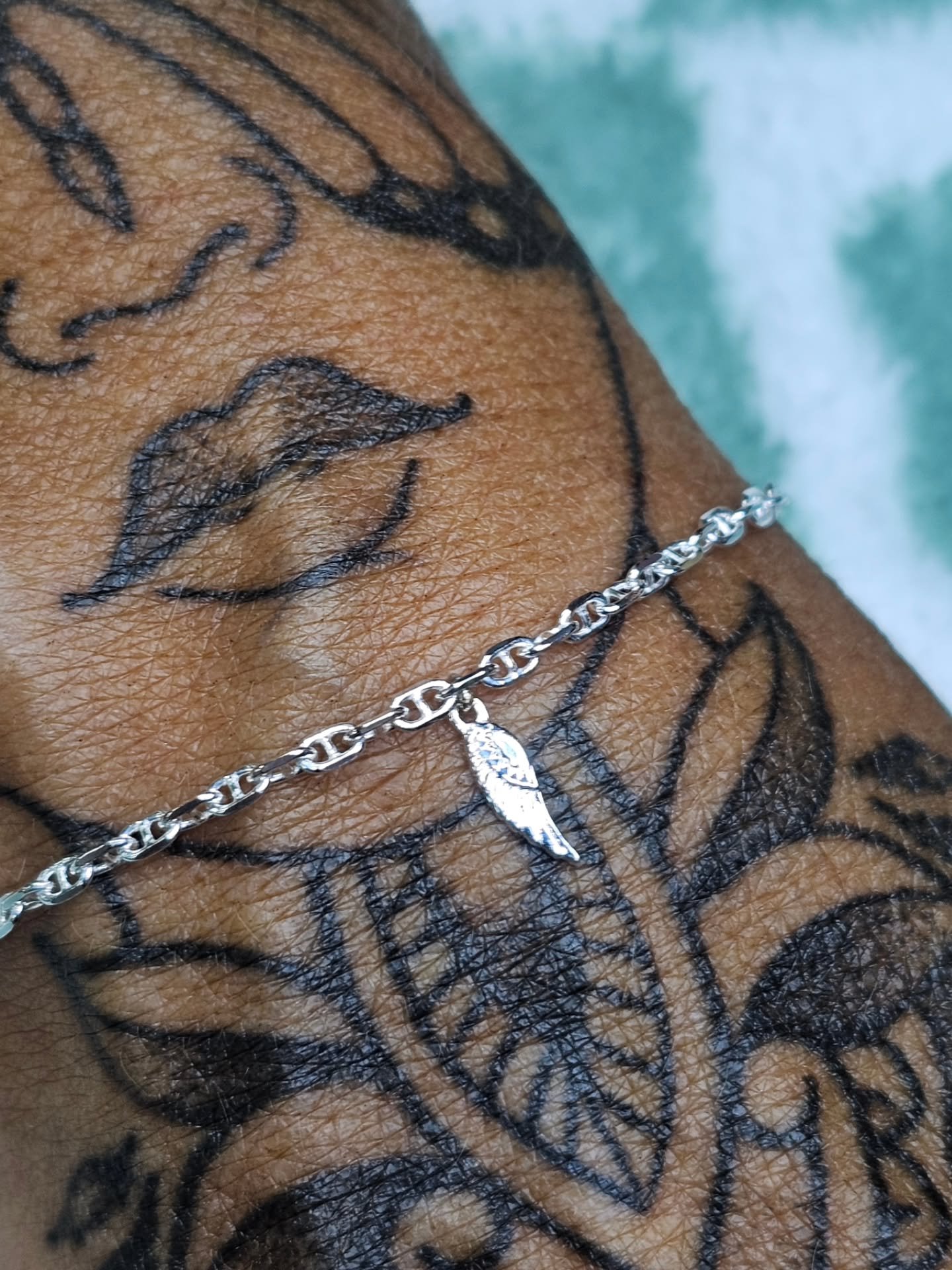 WOW, what a combination.... the sterling silver gucci permanent bracelet with a stunning sterling silver angel wing charm.... set on beautiful tanned skin and stunning ink! 🖤 @fashionsharon, you're incredible. Thank you, xXx