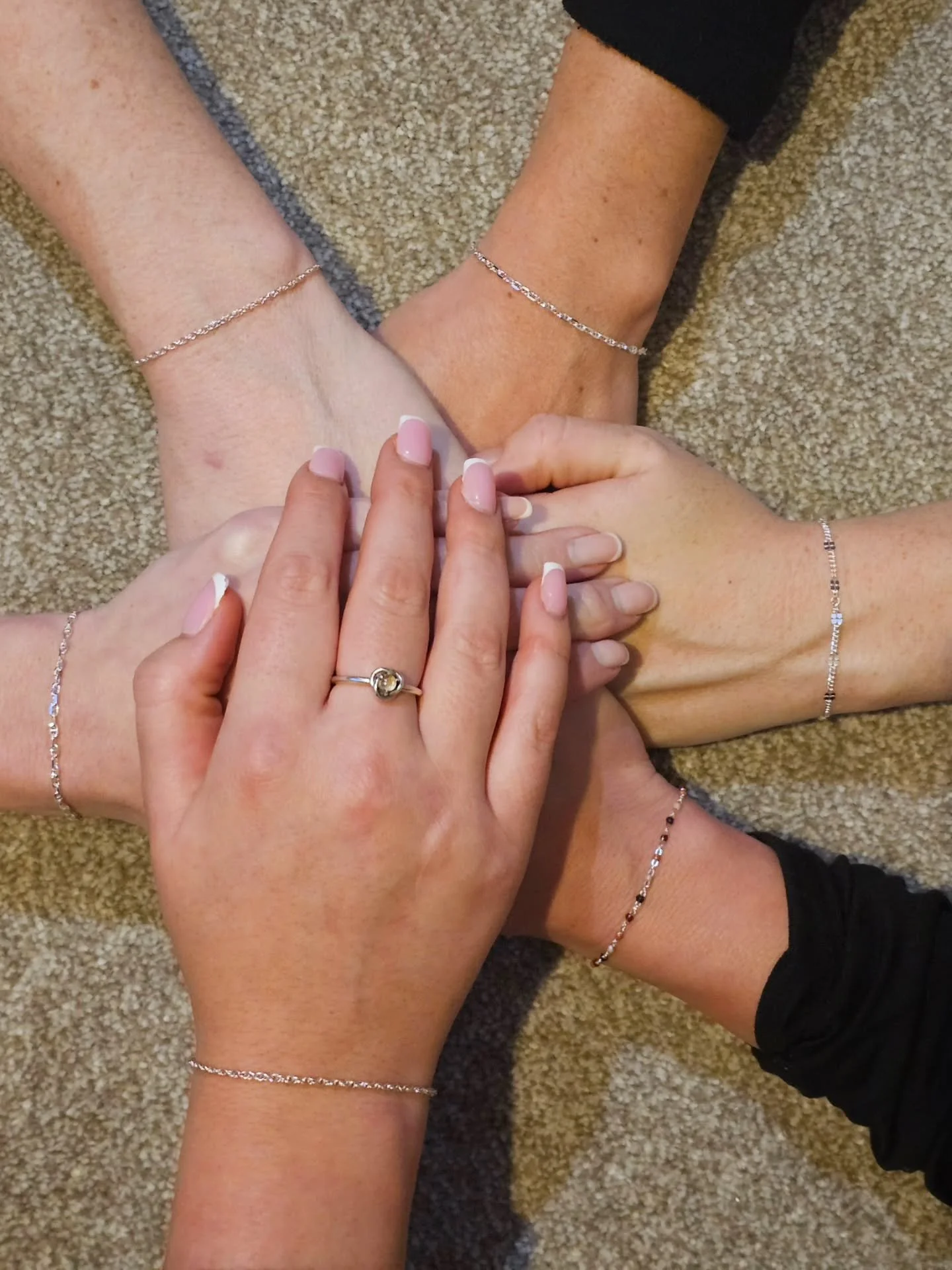 Wow, such a beautiful evening 🙌🏻 thank~you @terievan04s for inviting me and my permanent set up, into your home for a festive girlie get-together... enjoy your bracelets ladies 💕