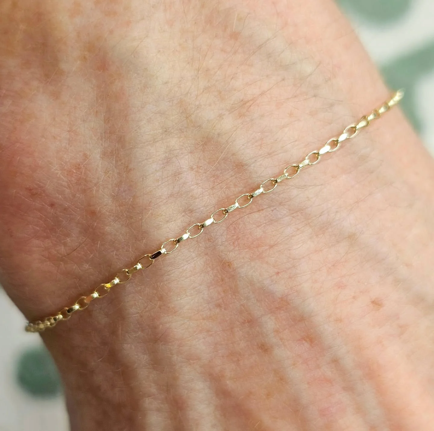 Super excited to announce that the first full 9ct yellow Gold permanent bracelet was created today 🙌🏻✨️ not gold filled as I stock, but solid 9ct.... in the stunning, diamond cut, oval belcher design. This creates a really smooth surface yet the fa