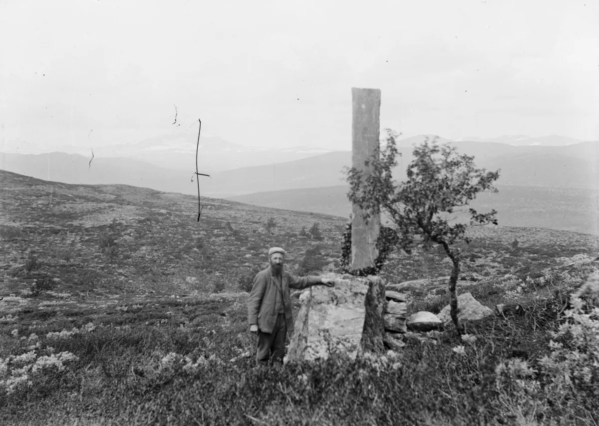 Det er naturlig nok begrenset bildemateriell fra Hjerkinn for 1200 år siden. Men vi er heldige å ha et rikt arkiv med mye bilder fra de siste 200 år. Fjellstueverten Johan Fredrik Hjerkinn (bildet) var en uvanlig ivrig fotograf i sin tid. Fotografert ved Astrupstøtta på Dovrefjell cirka 1895-1910.