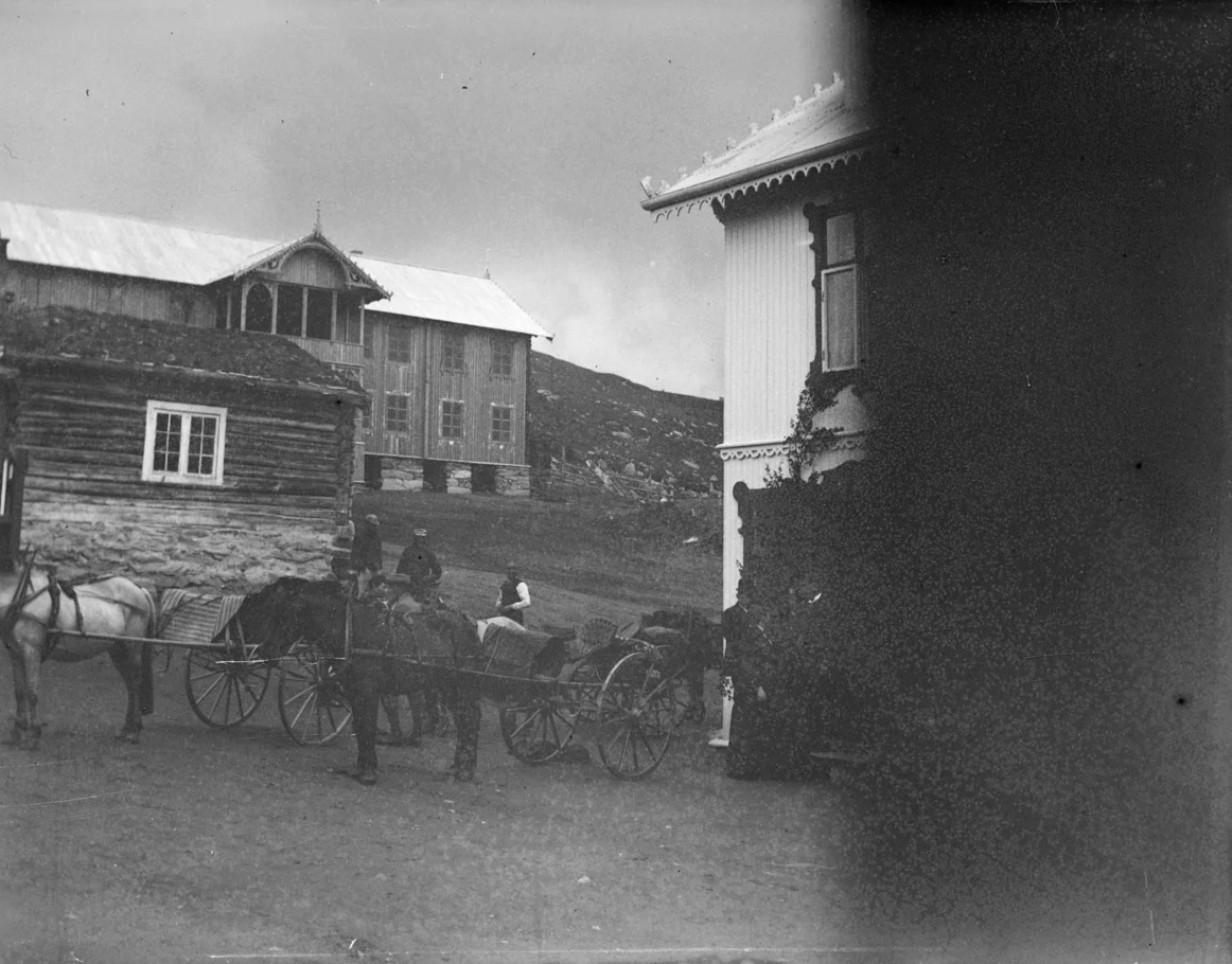 Kongevegen bærer navnet med rette – mange kongelige og kongelige følger har ferdes langs fjellvegen. Her fra Kronprinsesse Stefanies besøk på Hjerkinn fjellstue 1893. Den lille laftastua het Kari-stua. Etter Kari døde var det så mye utøy i huset at hele stua ble brent.