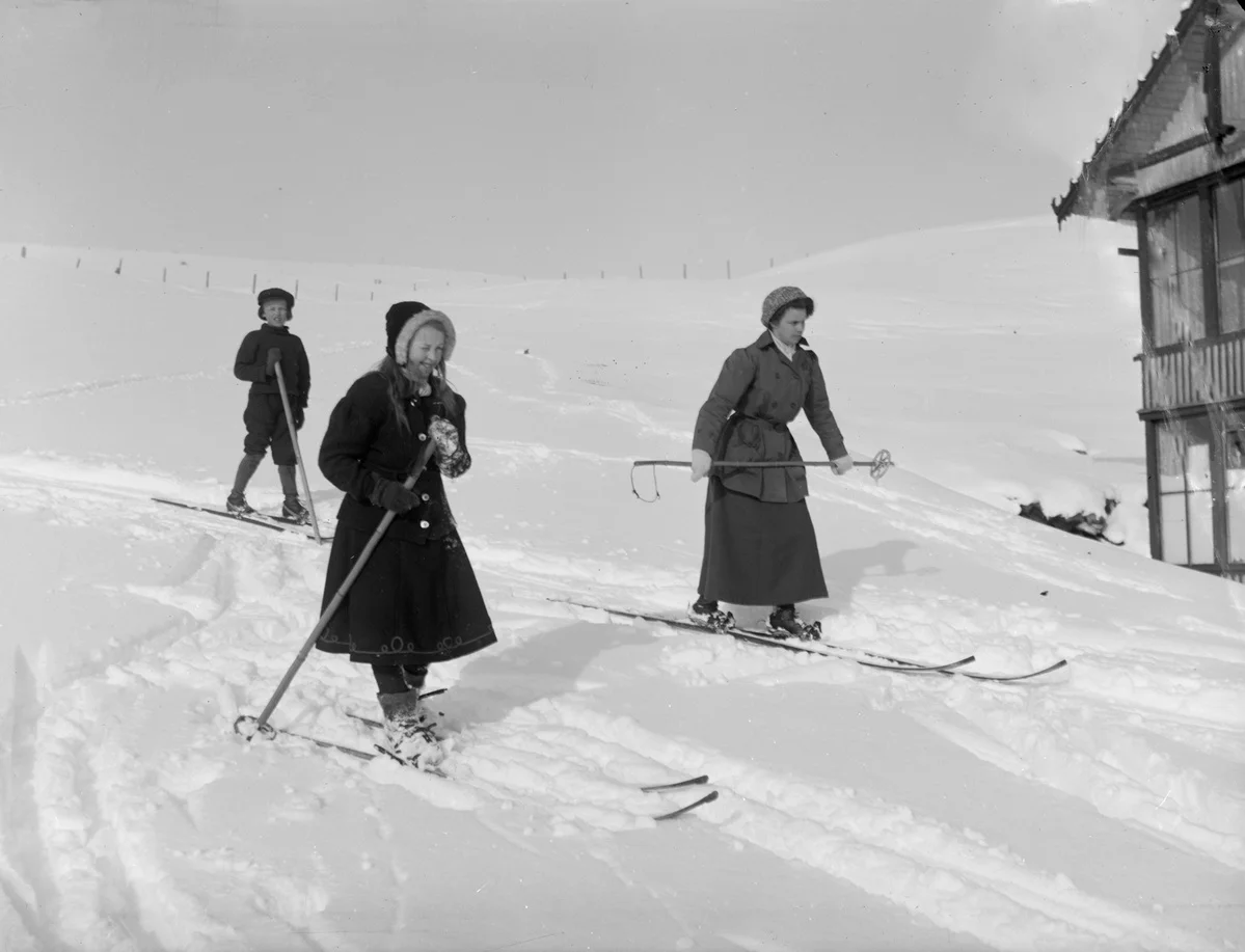 Her ser det ut til å være skigåing for moro skyld – men turene over Dovrefjell vinterstid kunne være svært strabasiøse. Bildet er av Lærerinne frøken Askvik og Ragnhild og Johan Hjerkinn, og er tatt på slutten av 1800-tallet.