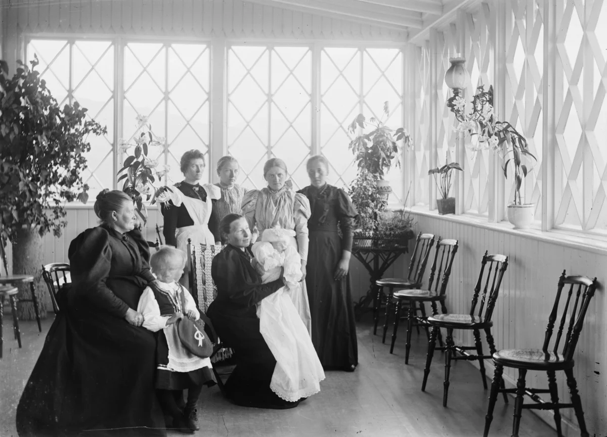 Dåp på Hjerkinn Fjellstue. Moren Stine Hjerkinn med dåpsbarnet Tora. Tora ble mor til Anne Margrethe Hjerkind Ekre, som i dag driver Fjellstua sammen med sine barn Martin og Anne Stine.