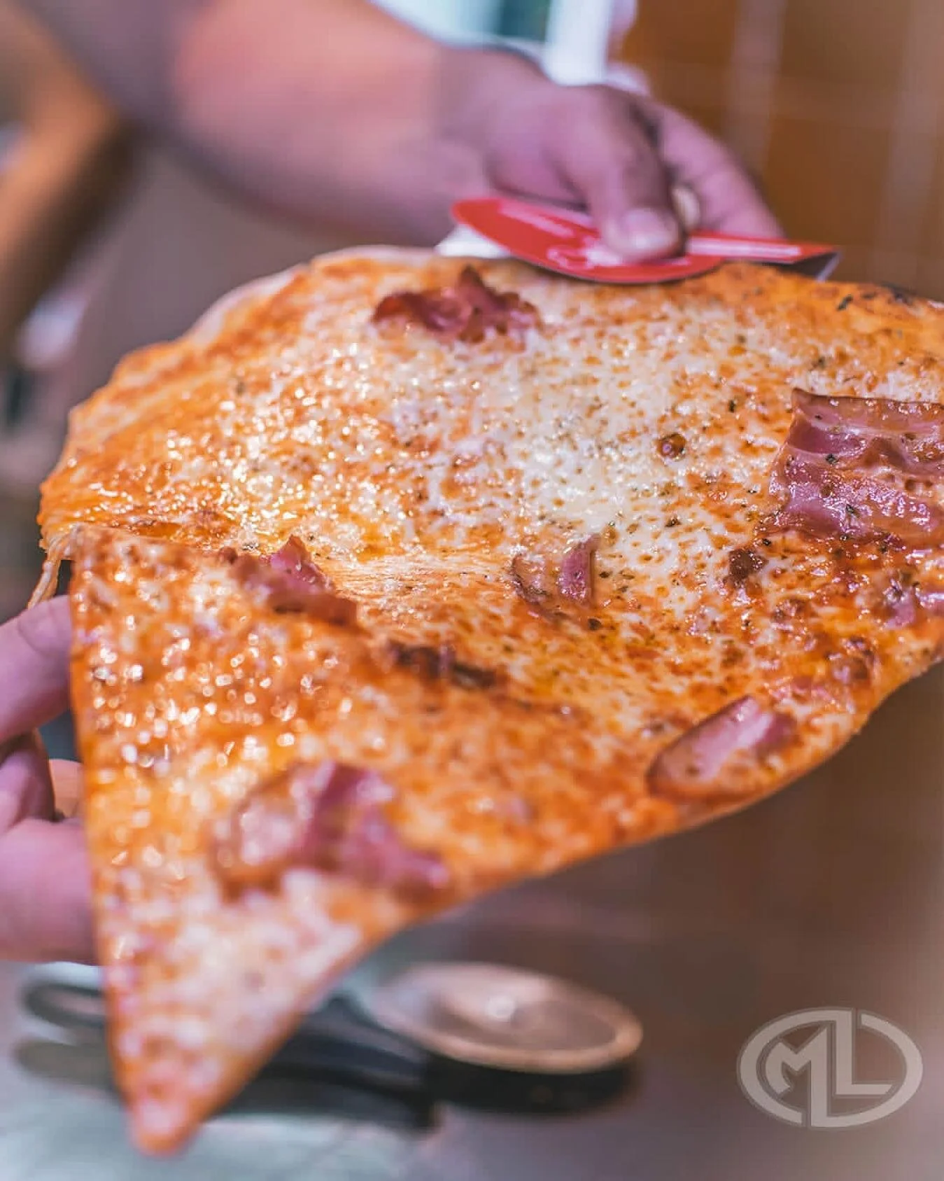 Ya viste el tamaño de nuestra porción? 👀

Para esos días que llevas prisa o te apetece un buen pedazo de pizza.. te tenemos esta deliciosa opción 🤤 #saycheese 
. 
.
Disponible todos los días calentitas listas para llevar o para comer aquí‼️

