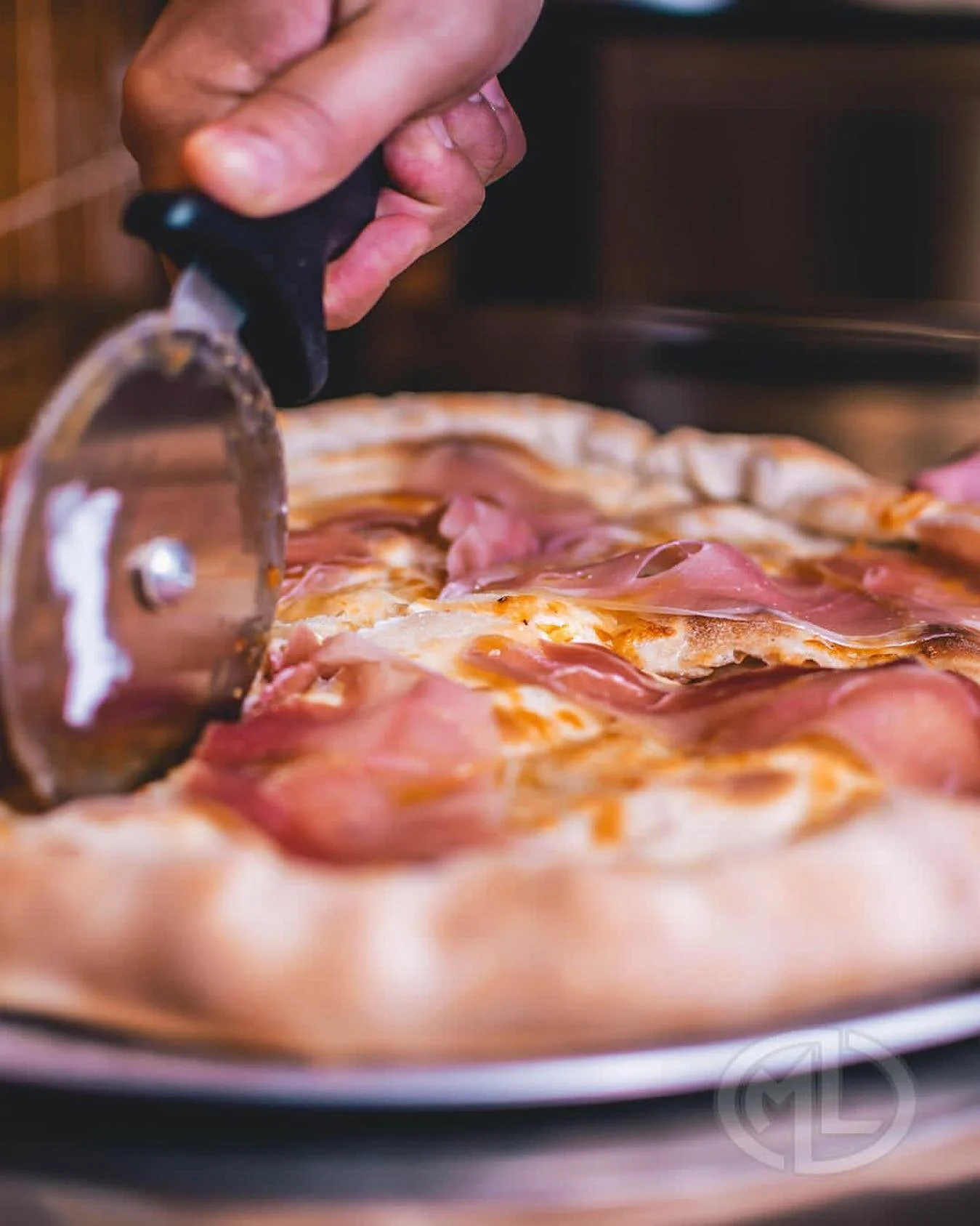 Quien m&aacute;s por aqu&iacute; amante del jam&oacute;n serrano? 👀 y en pizza 🤤 y aparte pizza doble? 💥💥 

Est&aacute; buena no... lo siguiente 🤤🤤

Pues les contamos que esta pizza no la tenemos en el men&uacute; 🙊 pero te la dejamos por aqu&