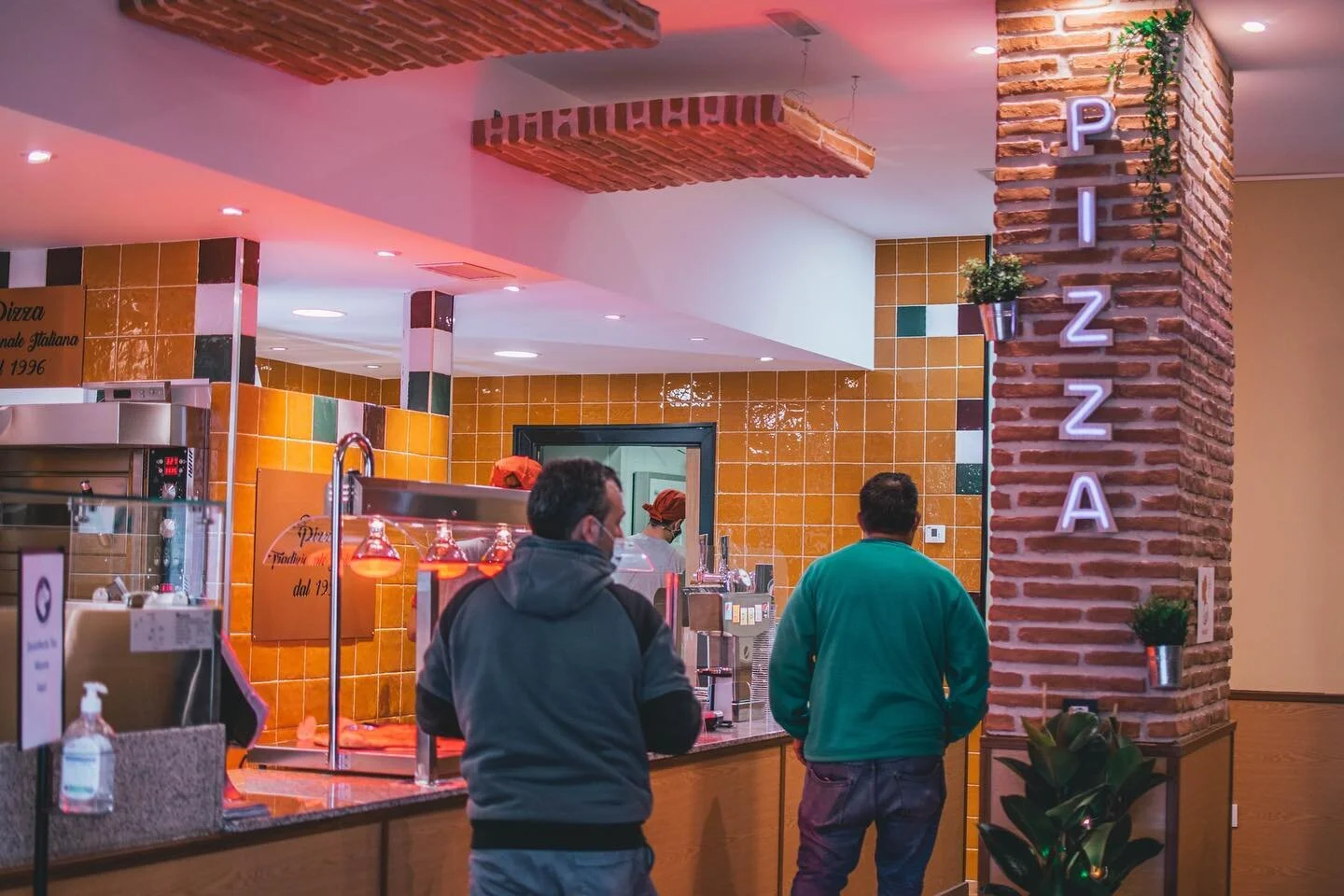 Ya estamos a jueves y este finde en Madrid celebramos dos cosas:

Black Friday y encendida de luces 🍾🌟

Que mejor manera que acompa&ntilde;arlo con una pizza.. y que mejor pizza que Mr.pizza 🤤💯

Te esperamos en Calle de Vergara 3 📍

De lunes a j