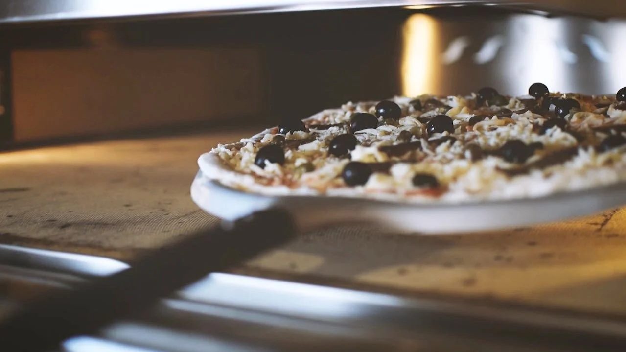 Crujiente y esponjosa es la descripci&oacute;n perfecta para nuestras pizzas 🍕🤤...

Comida r&aacute;pida de calidad y tradicional? Mr pizza es lo que buscas 👀‼️ 
.
.
. 
#pizza #pizzalover #italianfood #madridcentro #madrid🇪🇸 #madridmola #rico #d