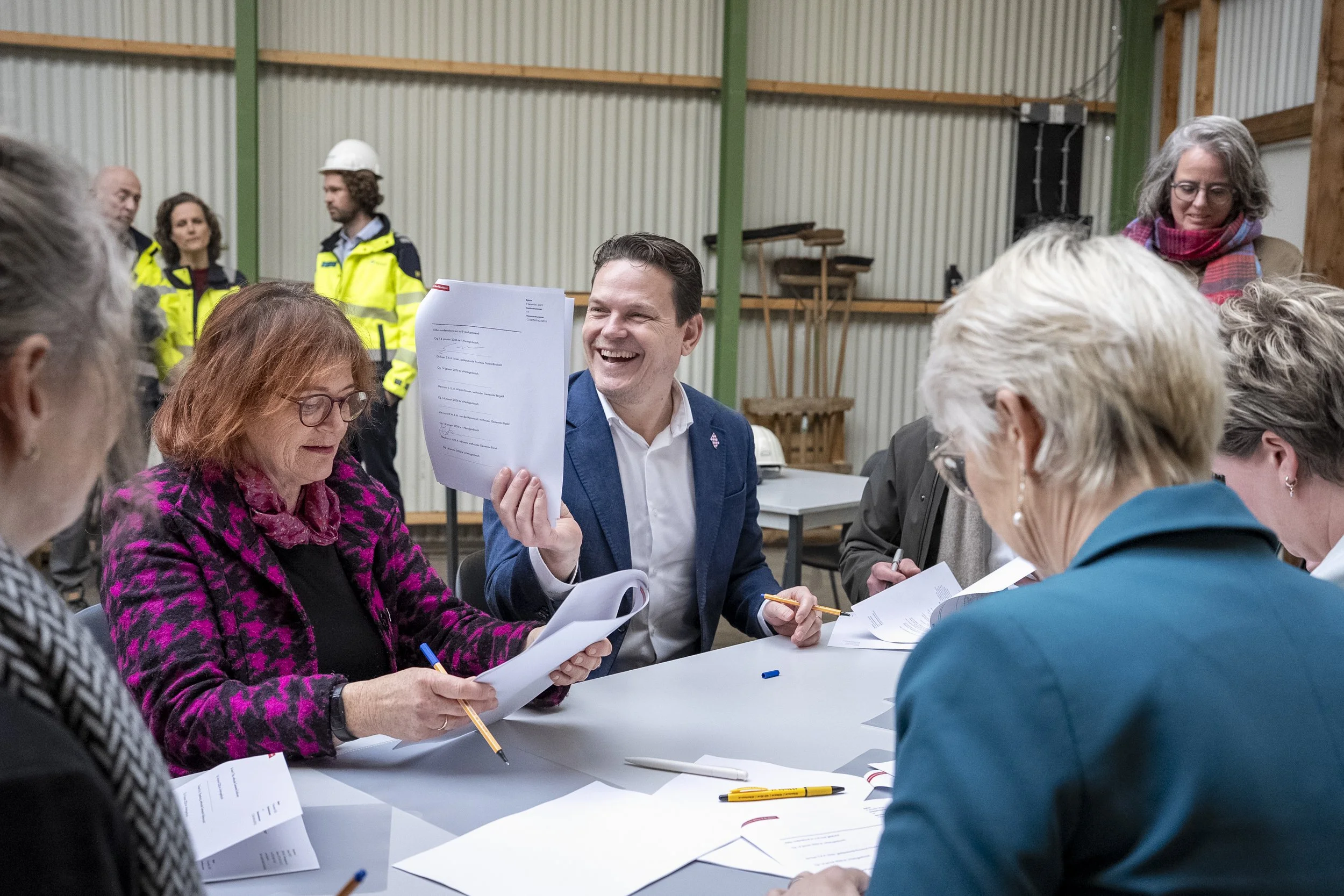 Hapert, 14 januari 2026. Ondertekening samenwerkingsovereenkomst Hoogspanningsstation door onder andere Gedeputeerde Provincie Noord-Brabant