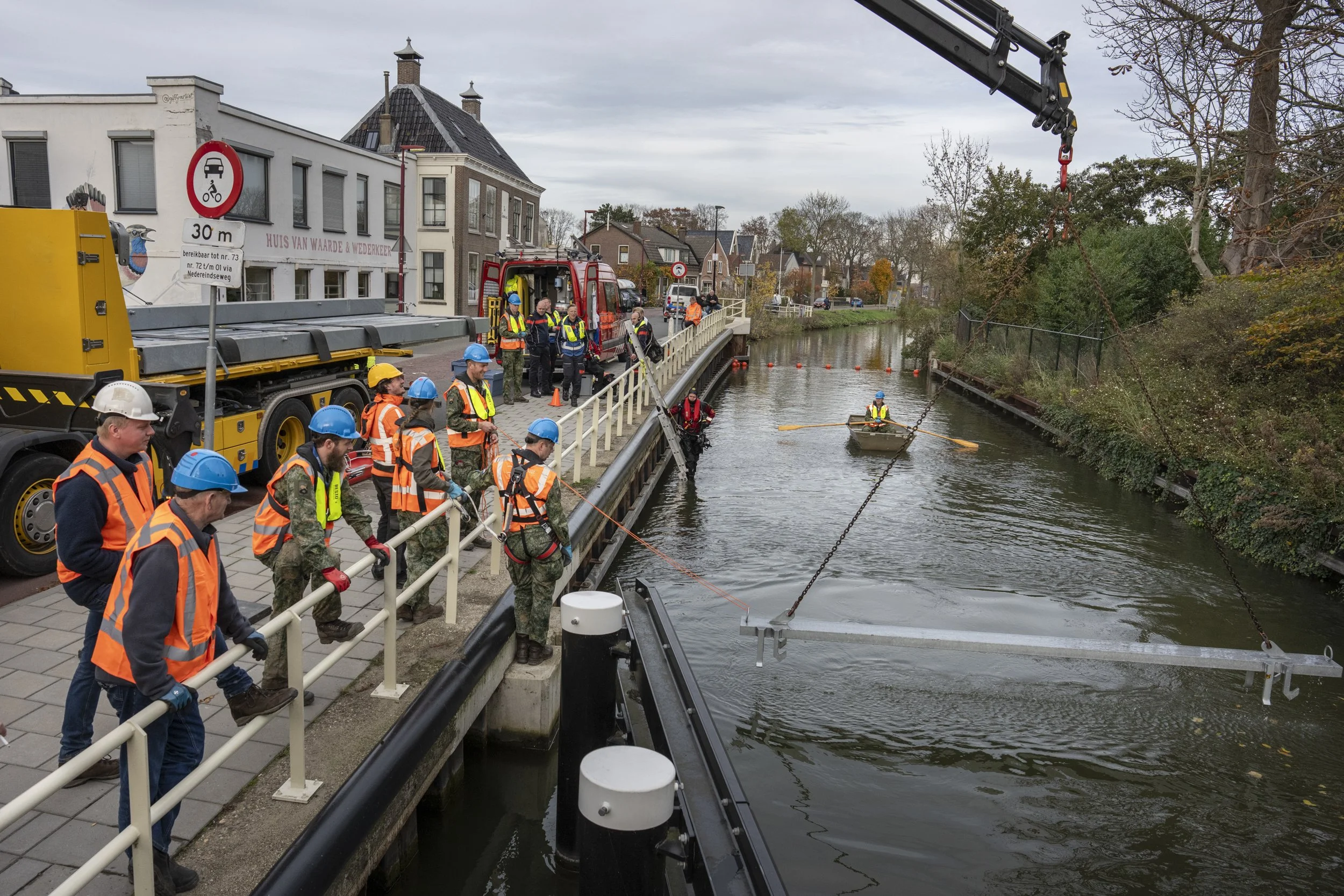 Nieuwegein, 6 november 2025. Dichtzetten van doorslagsluis met schotbalken in het kader van Crisisoefening Wolkbreuk