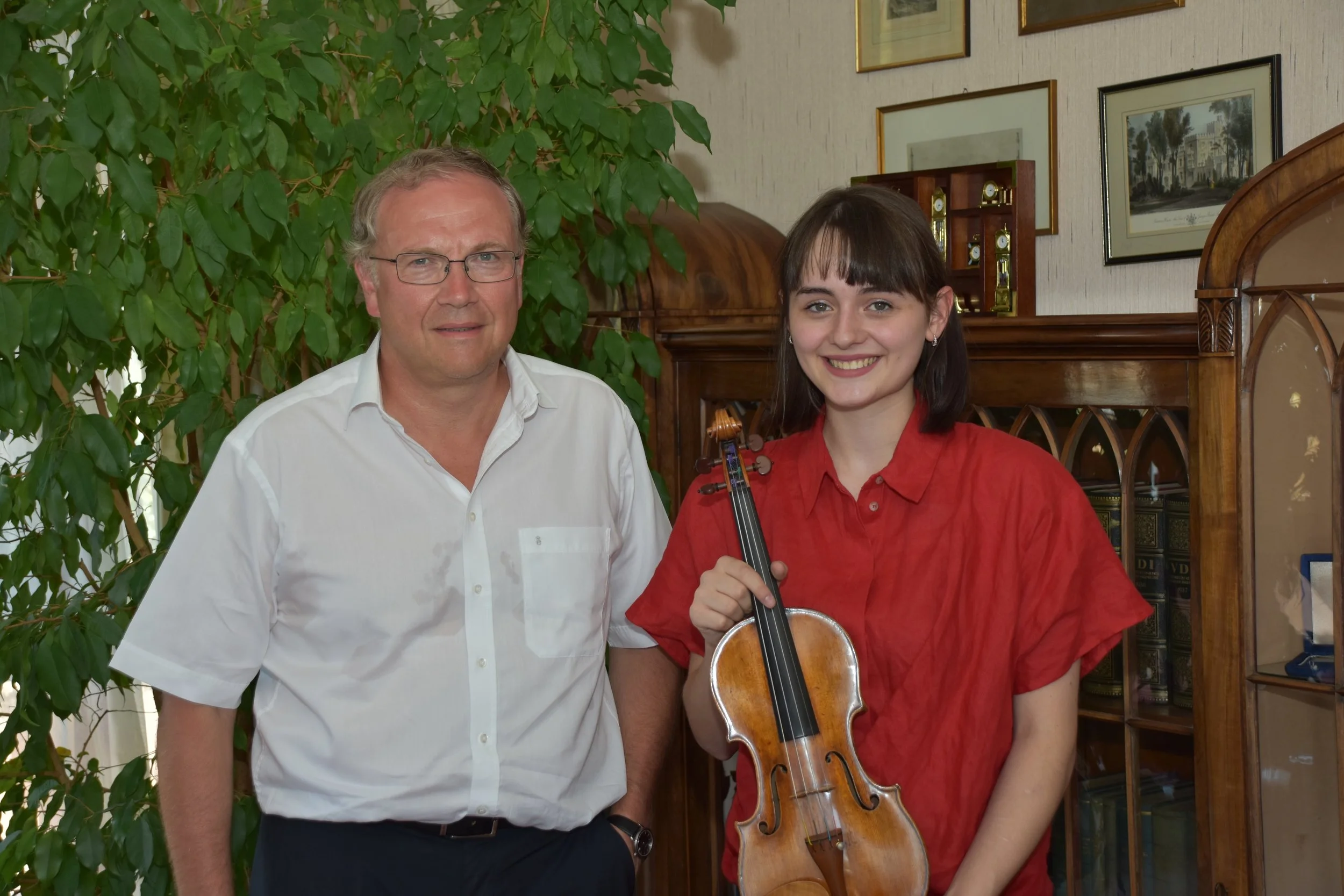 HEINZ LINDUSCHKA . 29.8.2018 »Das Beste, was einem Geiger passieren kann« Leihgabe: Wika-Chef stellt Ausnahmeviolinistin Anne Luisa Kramb aus Erlenbach eine Stradivari zur Verfügung – Einst im Besitz von Paganini