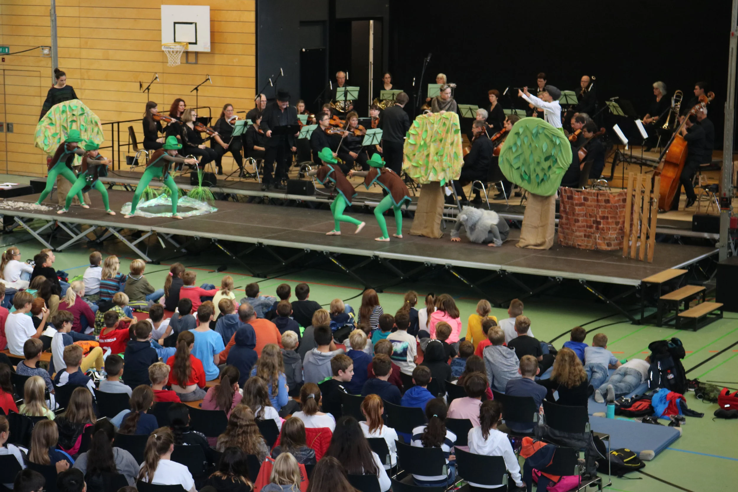 Mit "Peter und der Wolf" haben das Orchester des Collegium Musicum und der Philharmonische Verein 2000 Zehn- bis Zwölfjährige in die Welt der klassischen Musik geführt.
Bildunterschrift 2019-09-28 -- Das Orchester des Collegium Musicum und der Philharmonische Verein führen »Peter und der Wolf« auf – vor insgesamt 2000 Zehn- bis Zwölfjährigen. ⋌Foto: Cornelia Müller