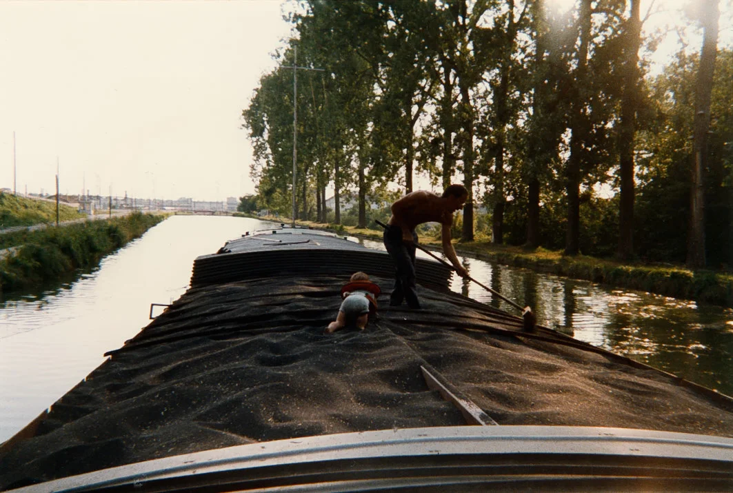 Roeland en Sean werken in de lading op de 1e Veronica in La Roche-Migennes