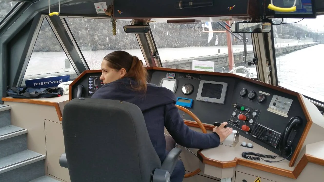 Nathalie als leerling-schipper op de rondvaart in Amsterdam
