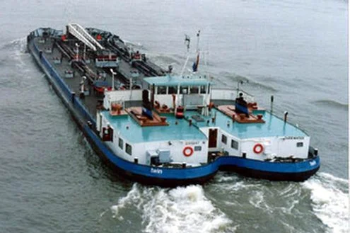 De Twin, twee 80m x 8.20m schepen aan elkaar gelast.