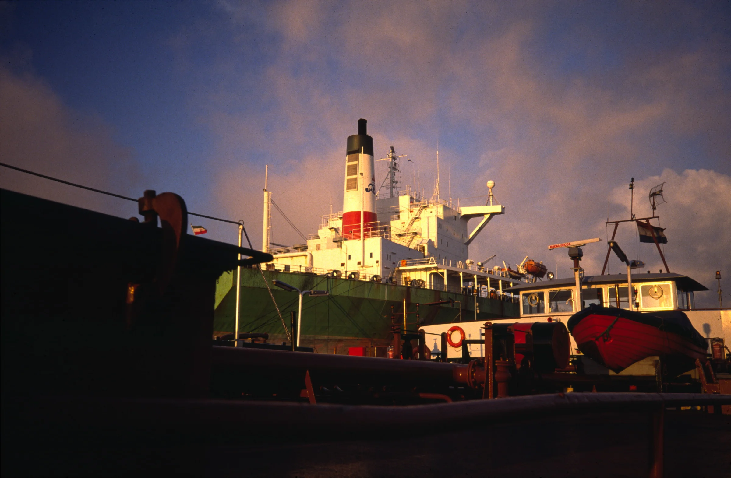  Op de Twin (80m x 16.40m) van tijd tot tijd Zeeschepen bunkeren in Rotterdam. 