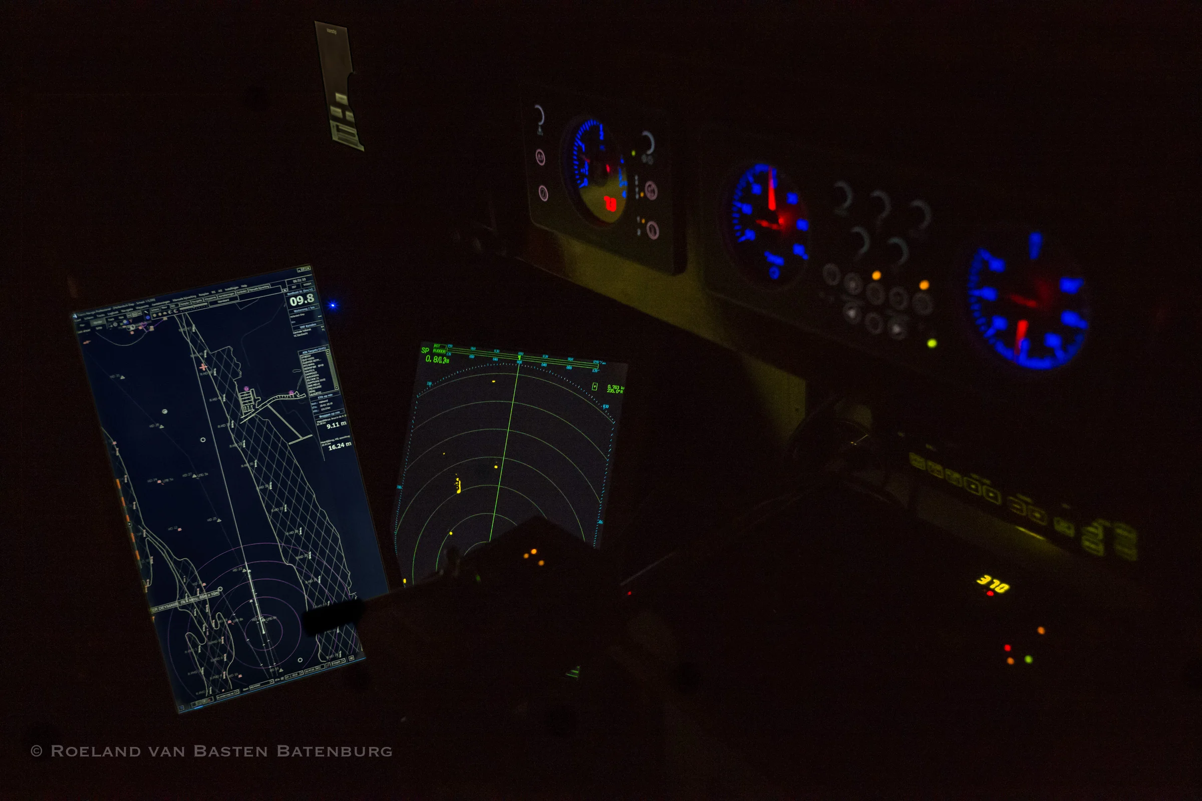 ‘s Ochtend vroeg op het Hollands Diep. De electronische kaart staat in de nacht stand, de radar staat aan en alle wijzerplaten zijn gedimd. Op het echolood kun je lezen dat we hier meer dan 7 m. water onder de kiel hebben.