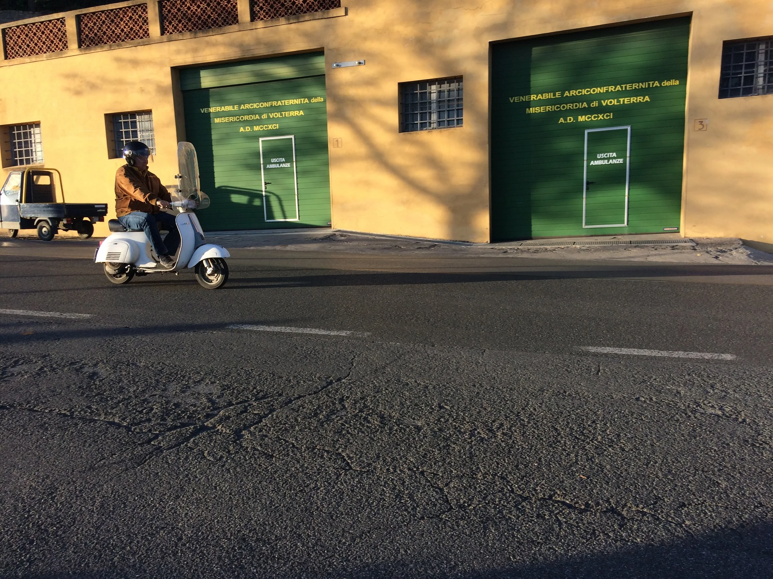 Passing Vespa Cinquanta Speciale (50 Special), Volterra, Tuscany - photo by Paul Hart October 2017