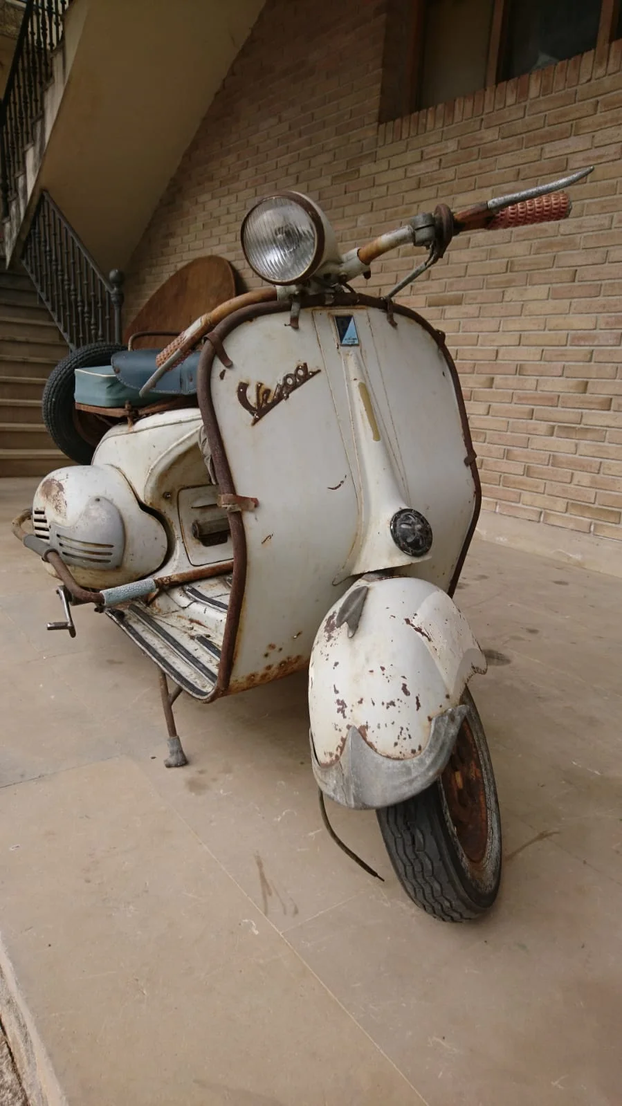 “Struzzo” (ostrich) is the nickname the Italians gave to the headlight mounted handlebar Vespa ..