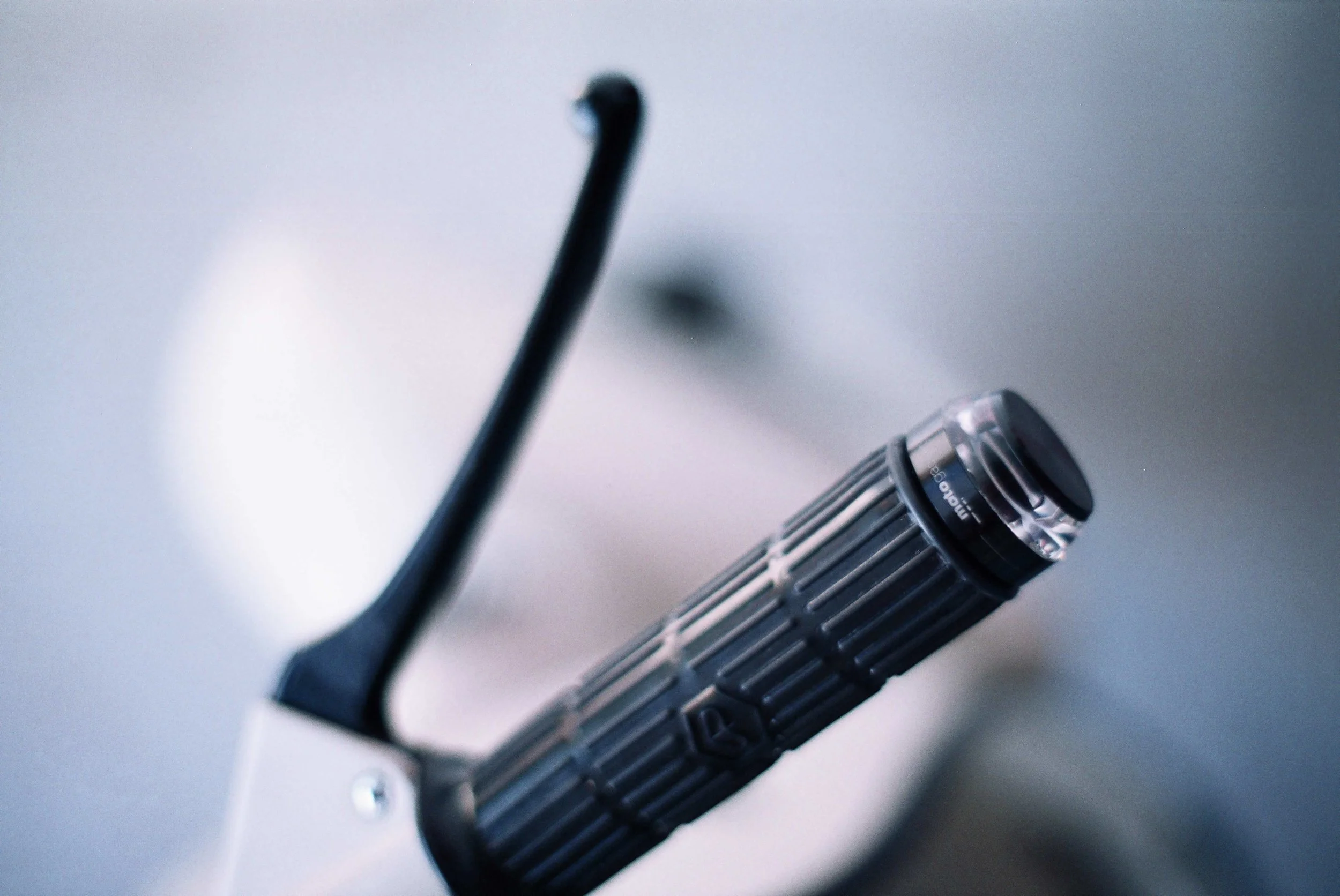 …and nifty handlebar indicators…