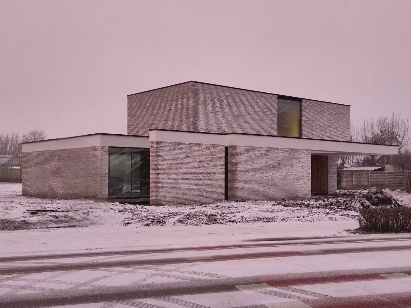 2PK61 - HOEK voor de planning van sommige andere werven, komt de winterprik ongelegen, maar op deze werf zijn de binnenpleisterwerken aan de gang en levert het witte laagje buiten mooie winterkiekjes op.