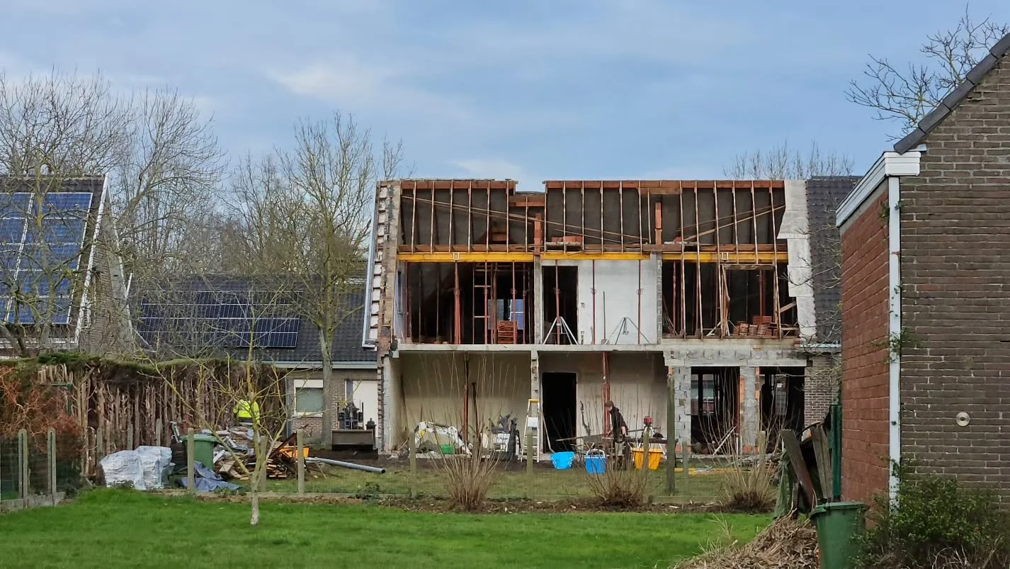 2PK134 - KLAVER

Volgens het architecturaal principe: "Je kunt geen cake bakken zonder eerst eieren te breken" zijn de stripwerken de voorbije weken uitgevoerd. 

We stripten de halfopen &eacute;&eacute;ngezinswoning tot op de brute structu