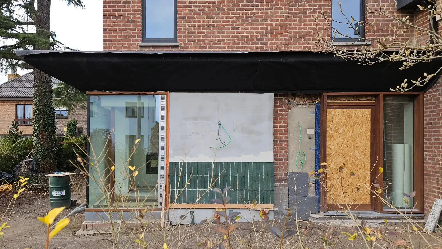 2PK107 - MEID

Geveltegeltjes in uitvoering - luifel en delen van de gevel nog met hout te bekleden #workinprogress #renovatie #hoekwoning 

Foto 1: werf
Foto 2-4: visualisatie 2PK architecten