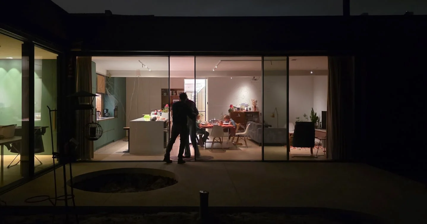 2PK83 - ANTOON

veel dunner kan de grens tussen binnen en buiten niet zijn in Belgi&euml;... #uitgewassenbeton #minimalwindows #renovatie