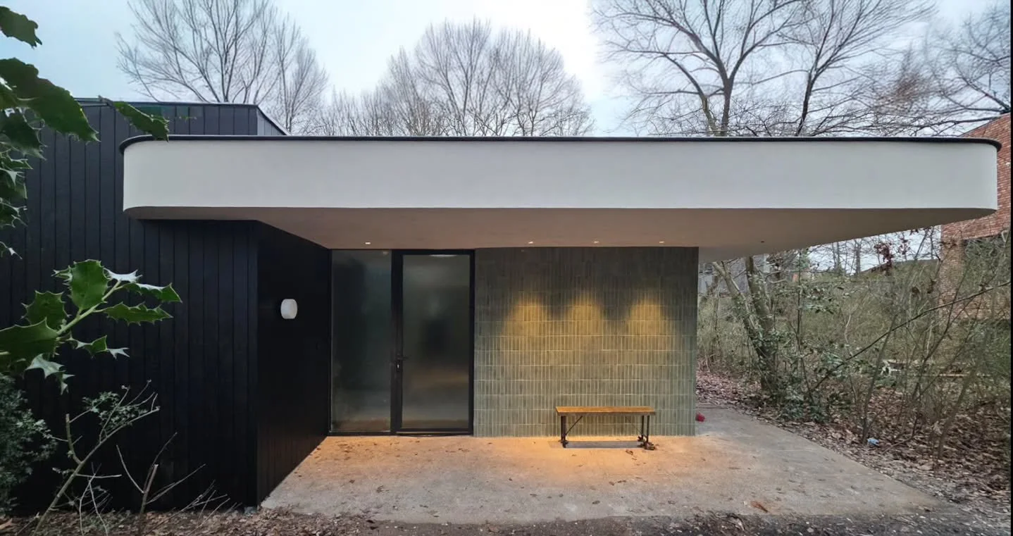 2PK100 - STUDIO

De laatste puzzelstukjes vallen in elkaar. 

De voorbije maanden werd ons kantoor in het bos uitgebreid met een extra vergaderruimte, een teams-meetingroom en een fietsenluifel. We konden voor deze werken terugvallen op tal van onze 